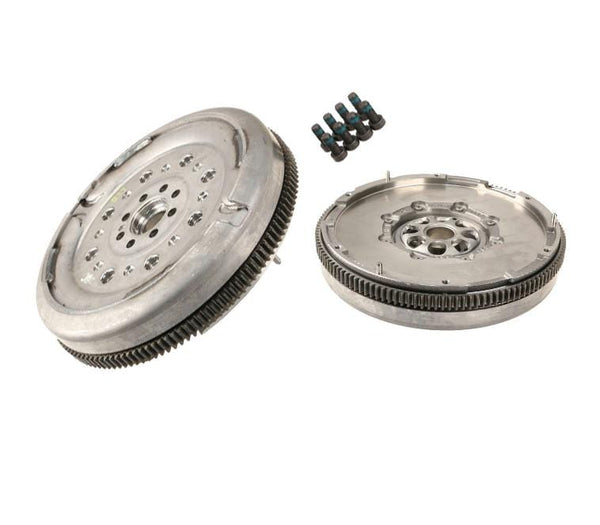 Снятый двухмассовый маховик и детали трансмиссии