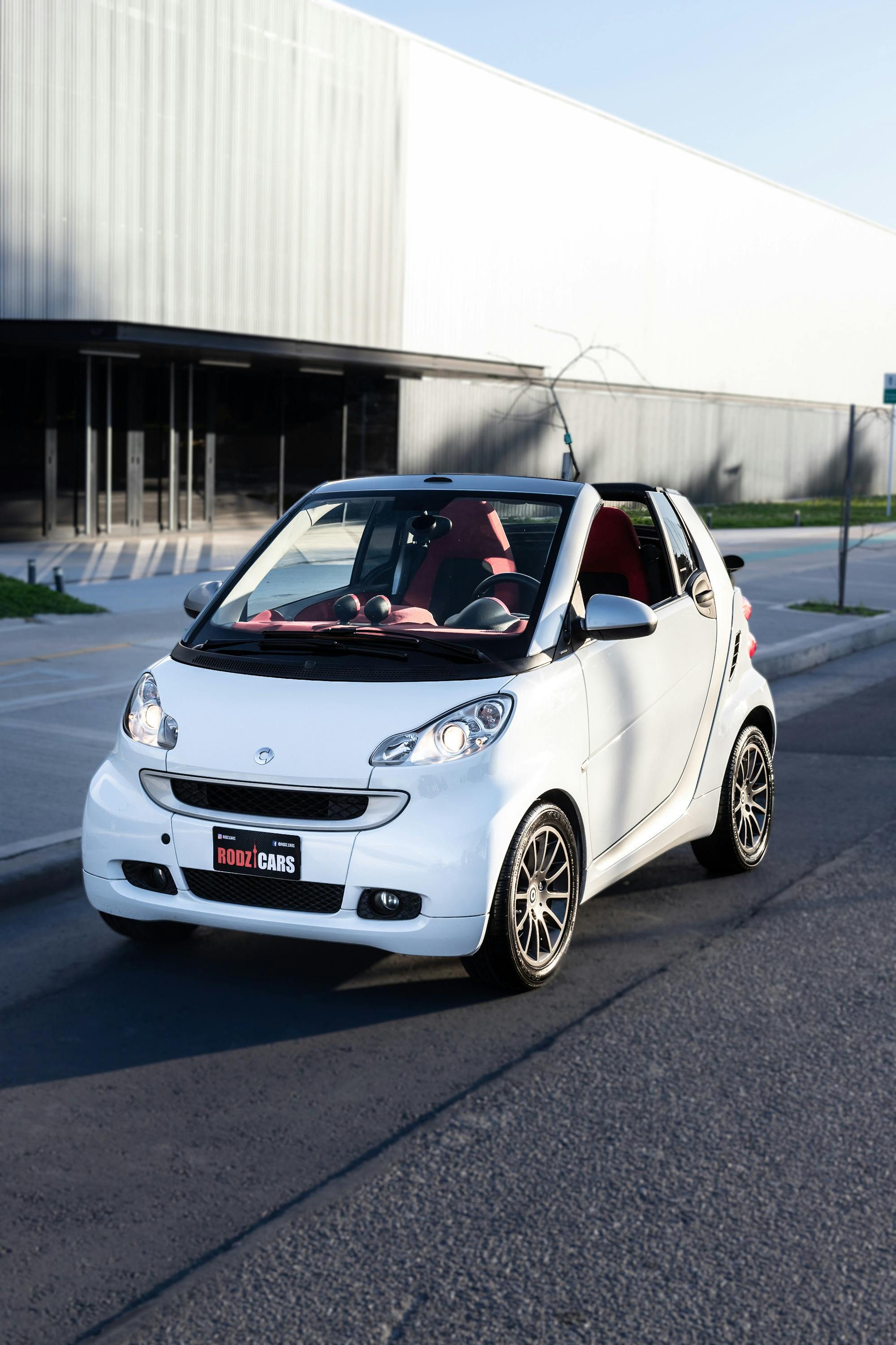 Парковка компактного авто на городской улице