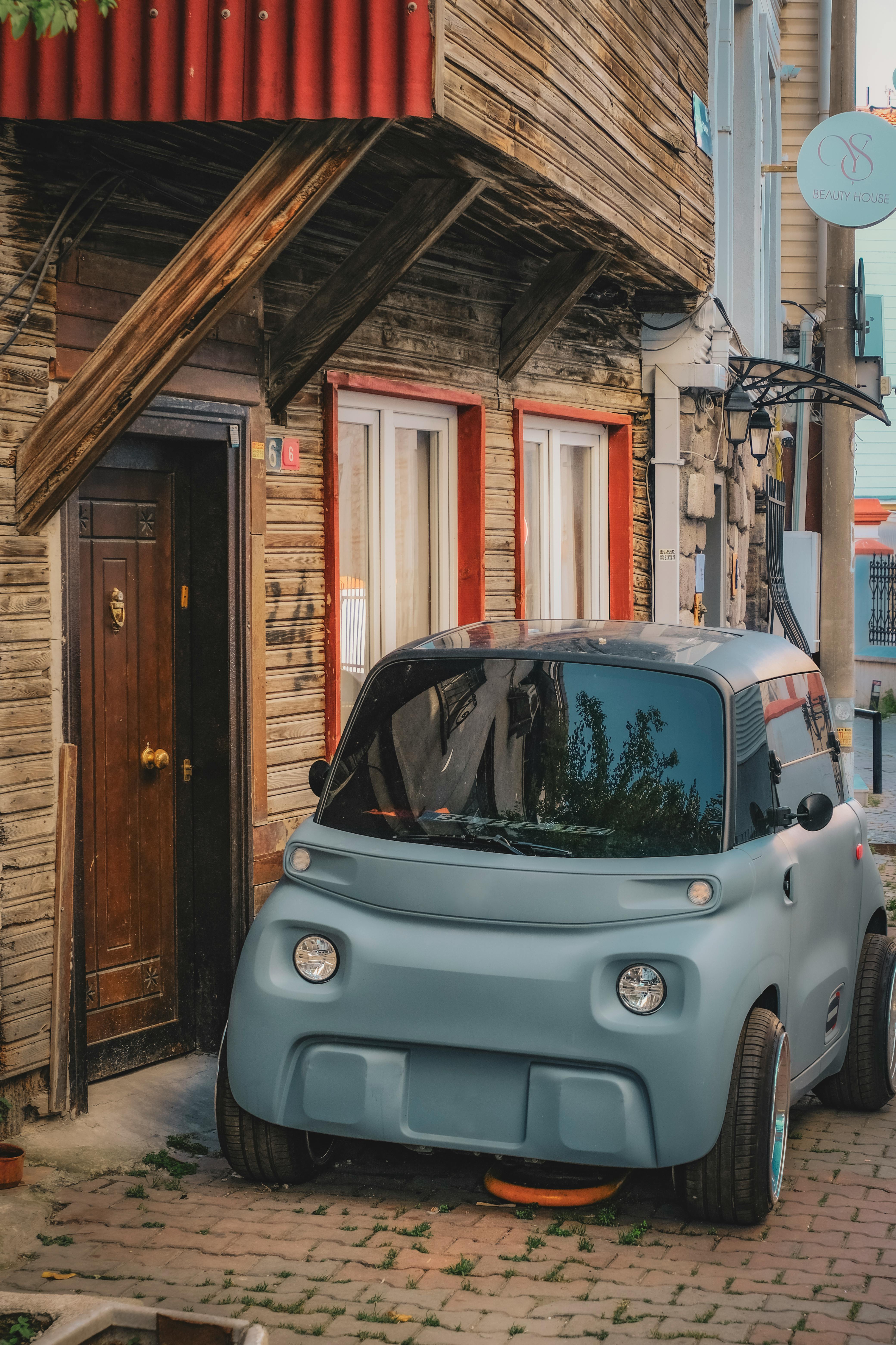 Сверхкомпактный городской электрокар в старом квартале