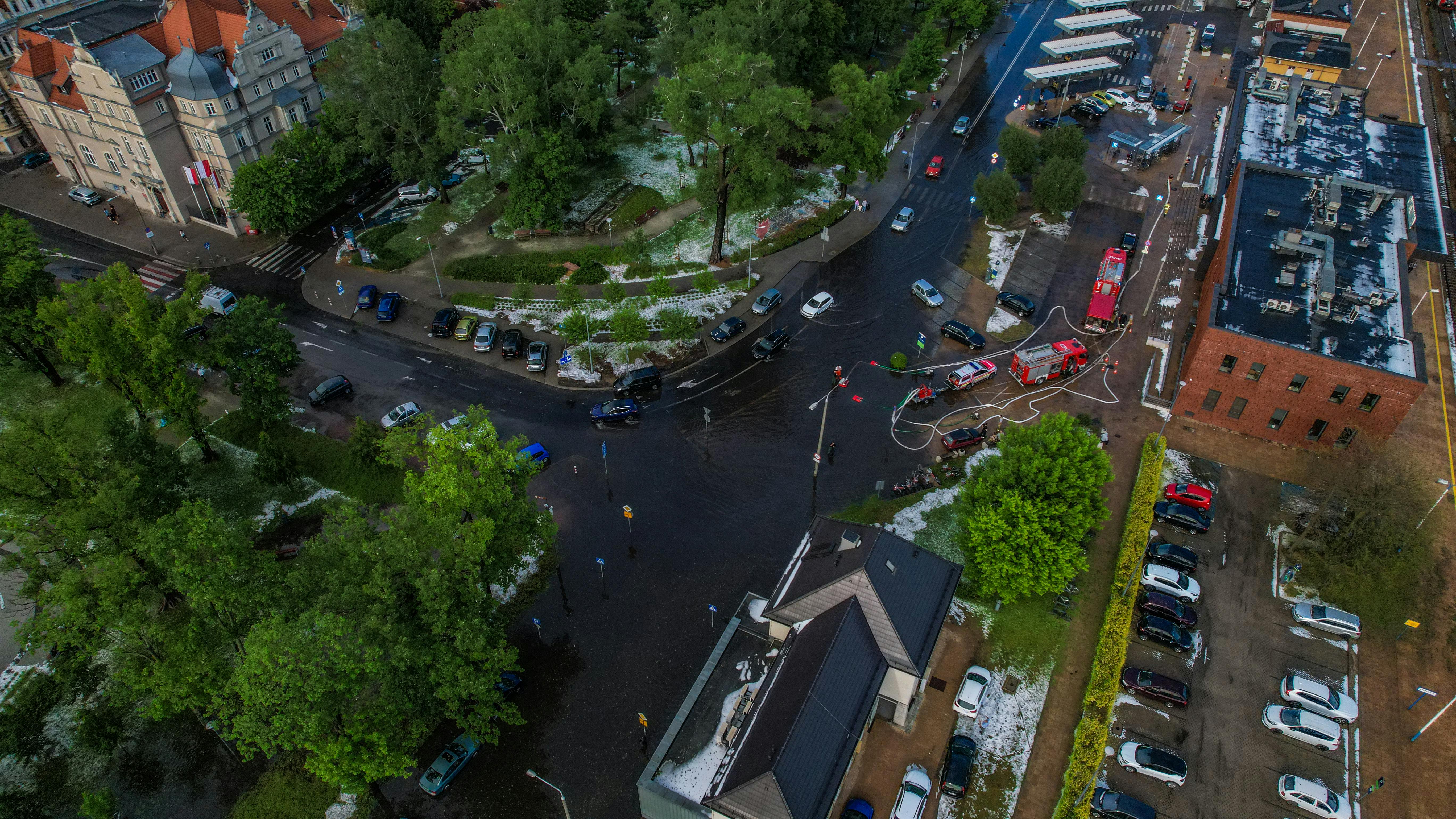 Vedere aeriană a unei intersecții inundate din oraș