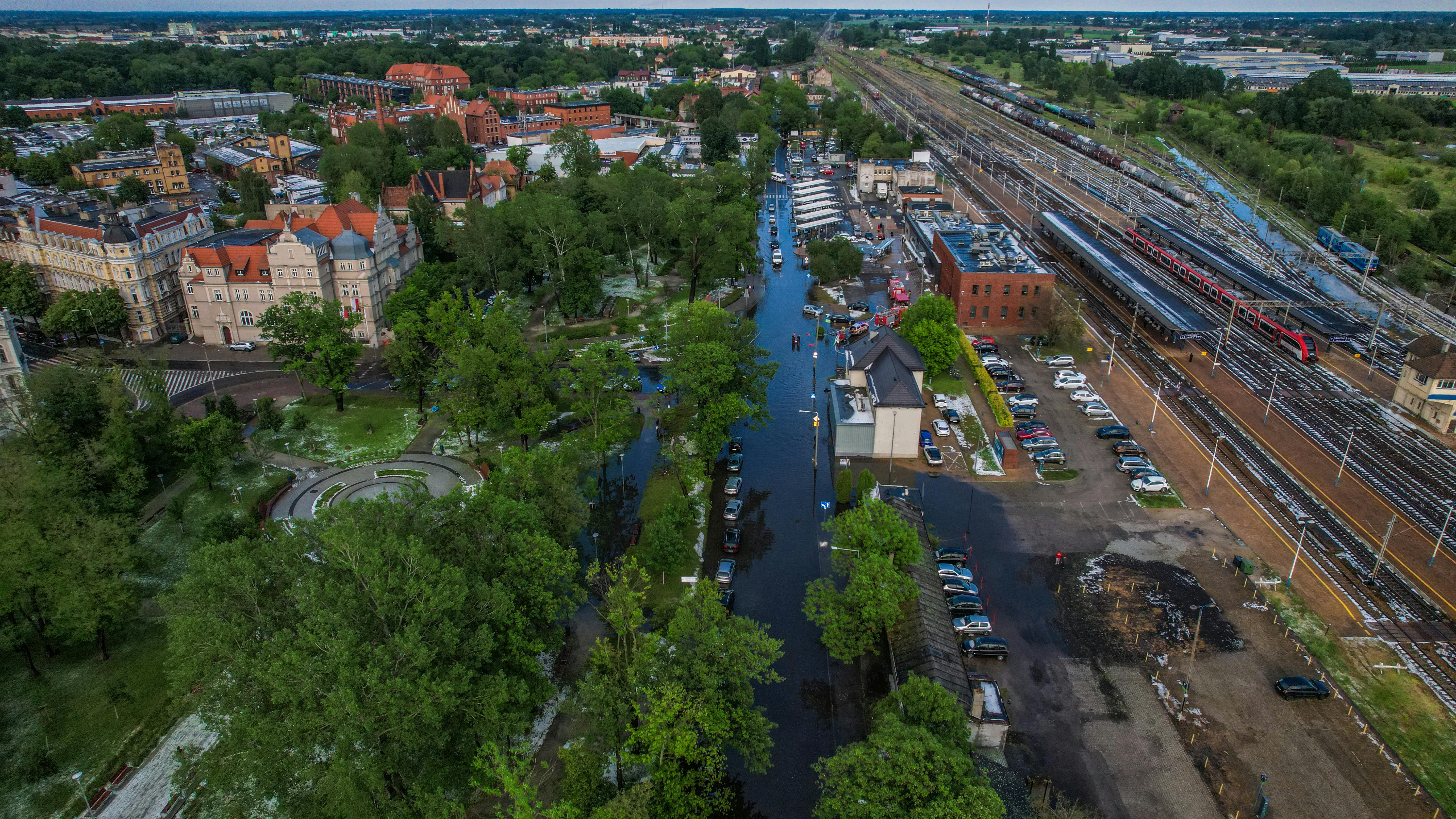 Automobil pe o stradă inundată, vedere de sus