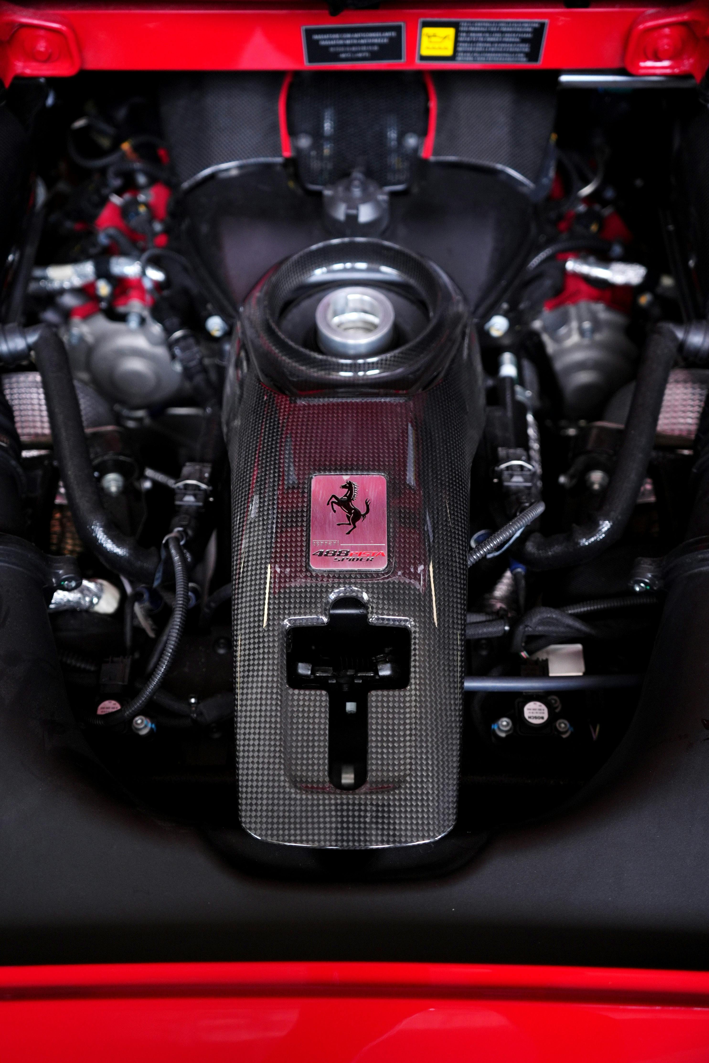 Prim-plan al unui compartiment motor cu componente sport