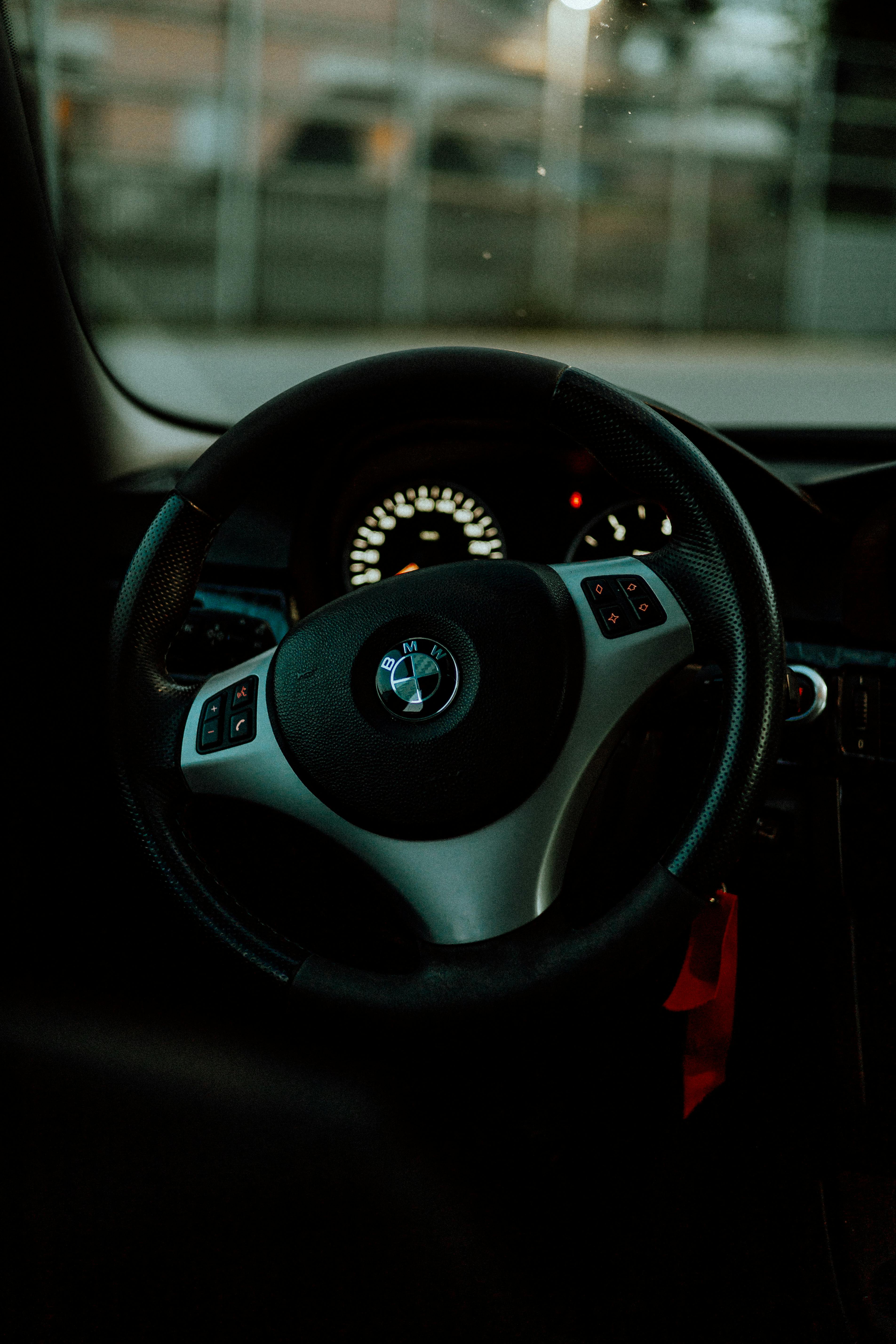 Volanul mașinii de aproape