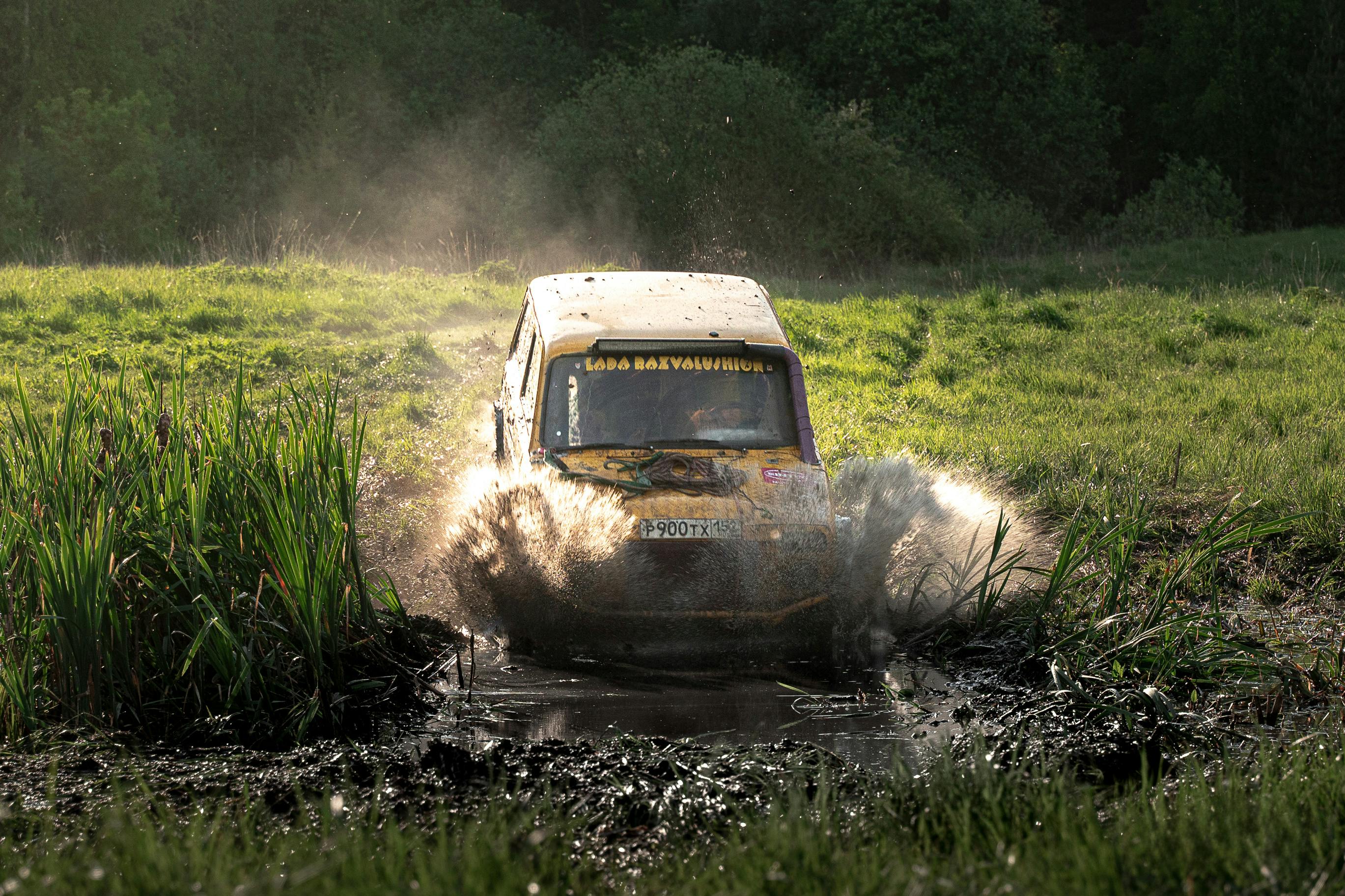 Un crossover trecând printr-o porțiune cu noroi