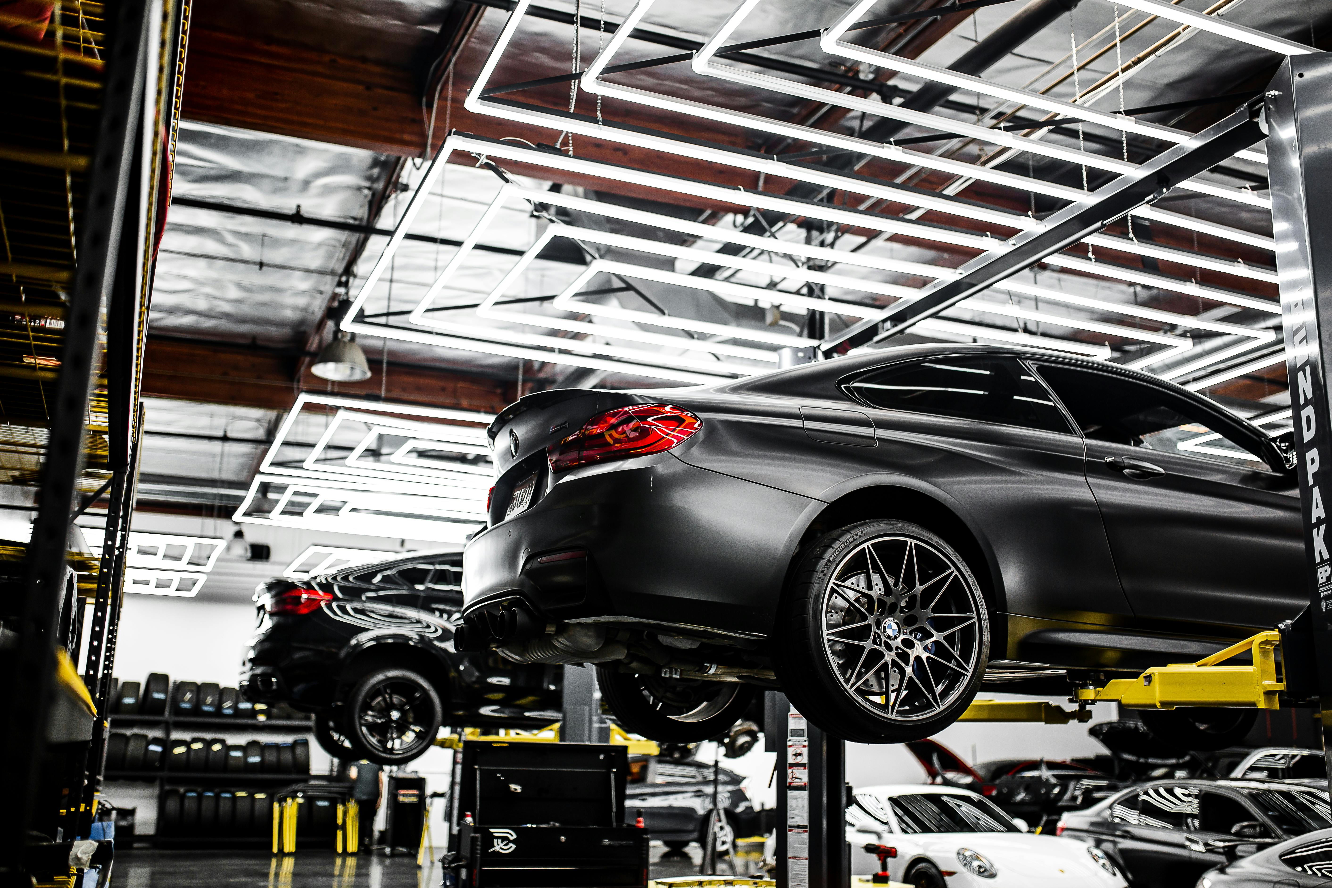 Un service auto modern cu elevatoare și mașini în curs de întreținere