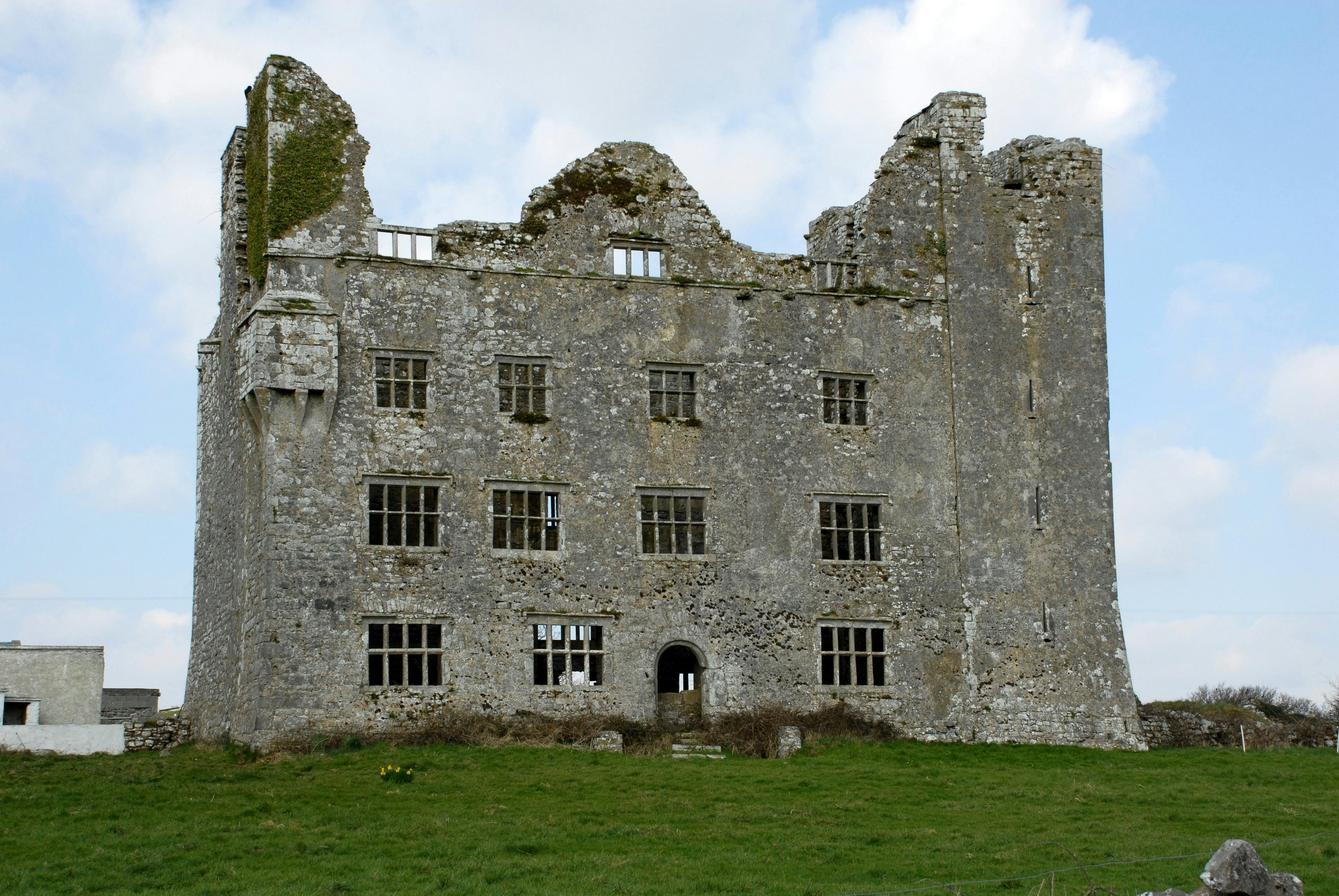 Mașină electrică conectată la o stație de încărcare