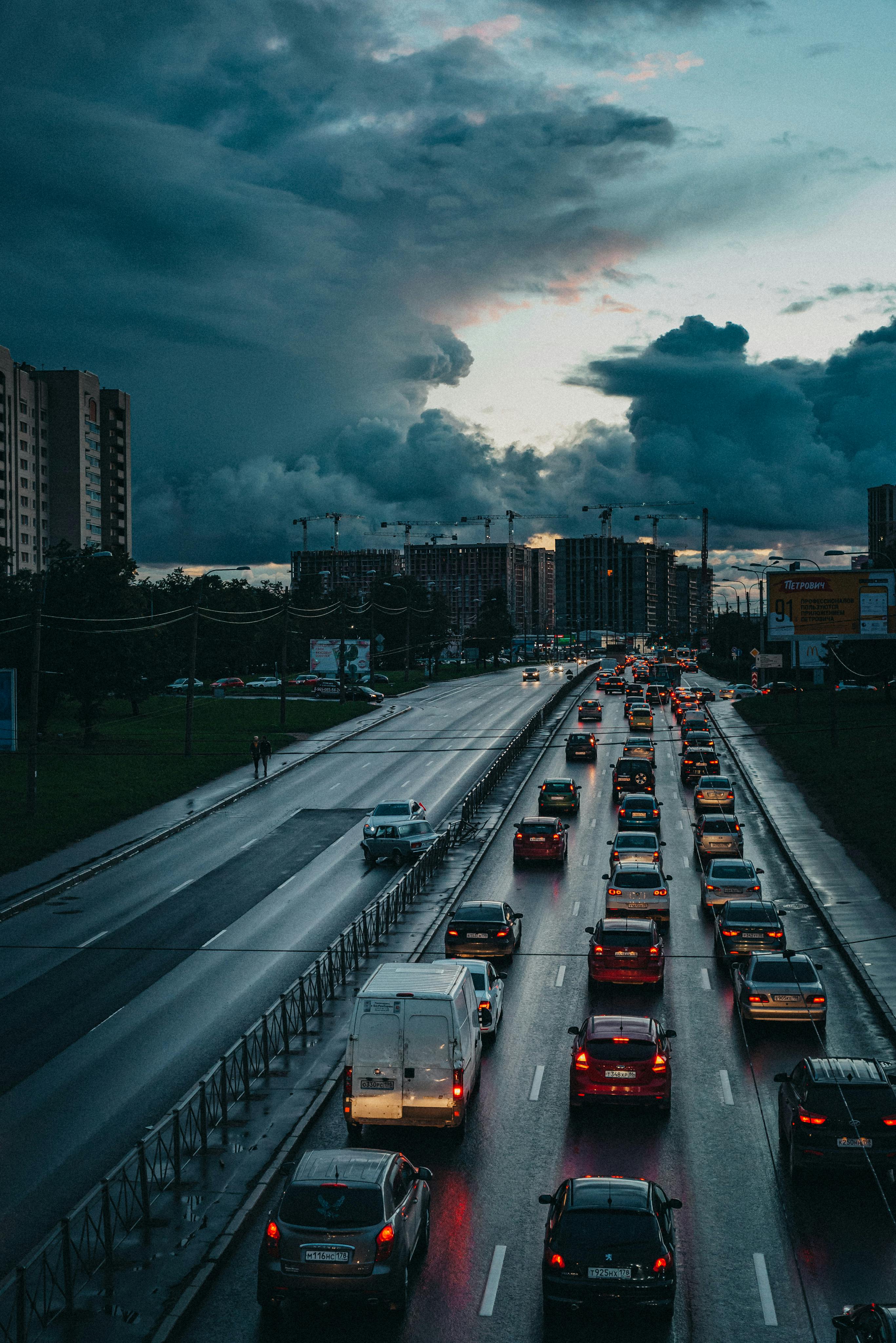Trafic urban pe fundal de nori de furtună