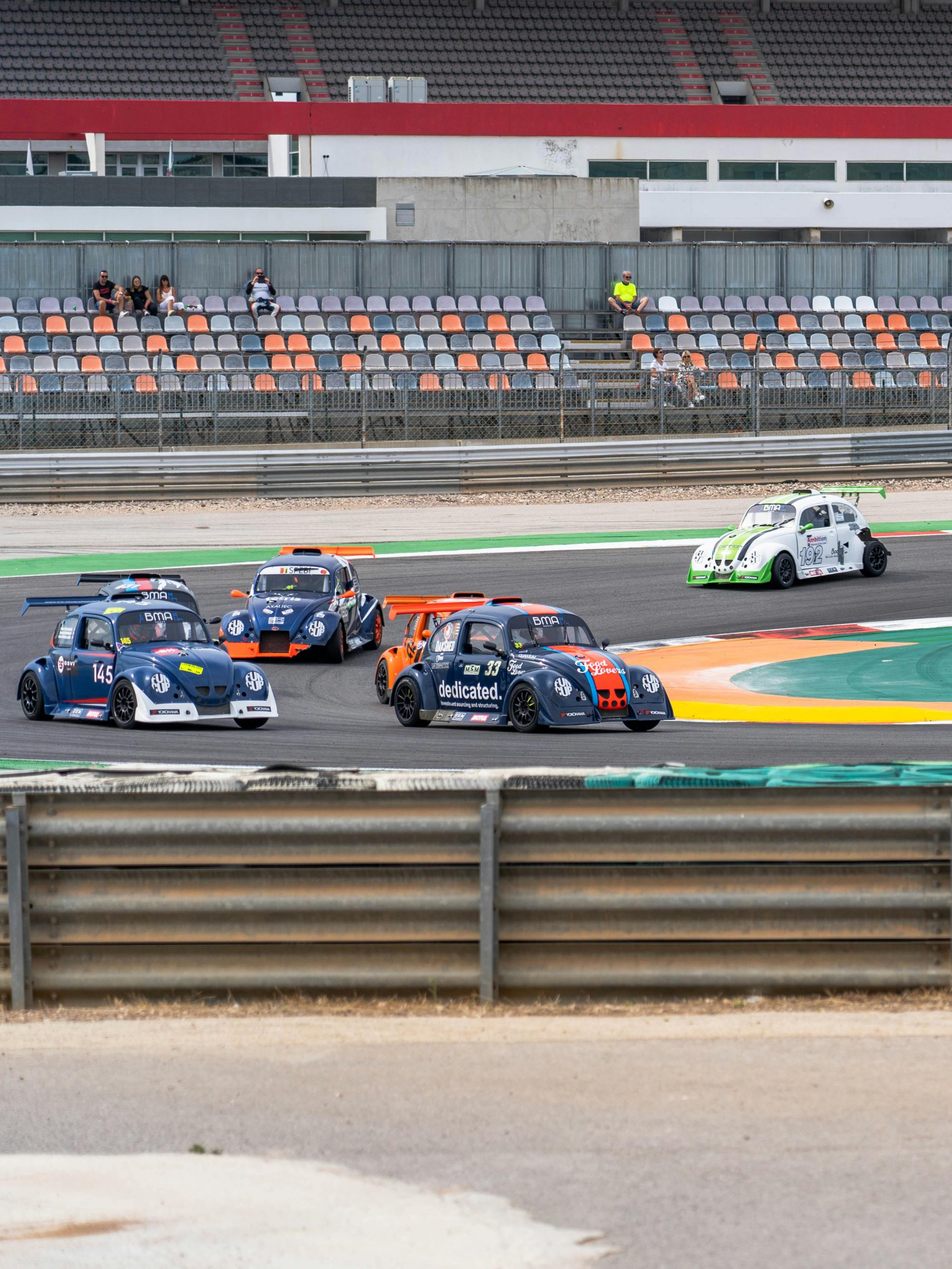 Câteva mașini pe linia de start în timpul unei curse de amatori