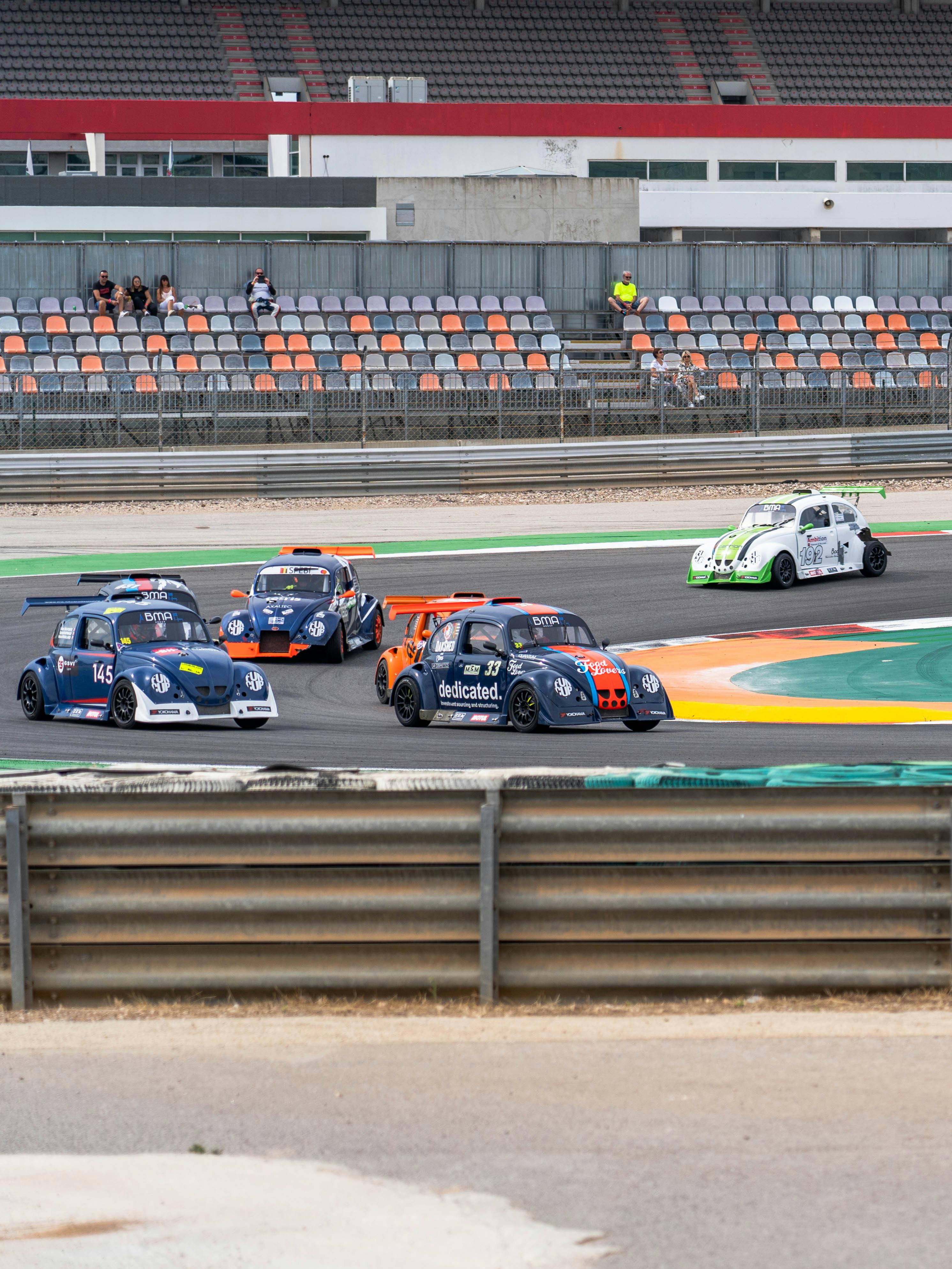 Несколько авто на стартовой прямой во время любительского заезда