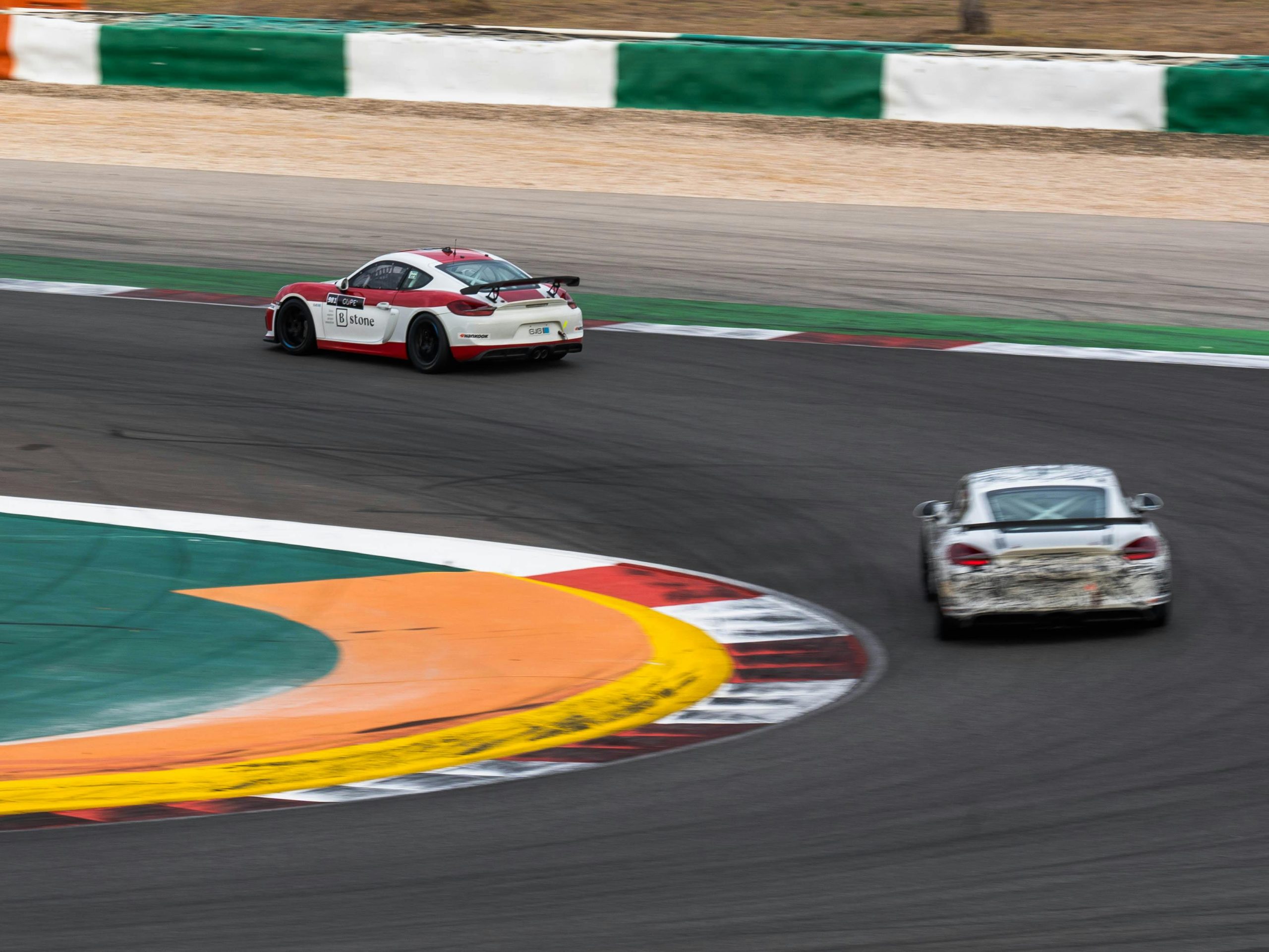 Viraj pe circuit: câteva mașini sport se antrenează în pereche