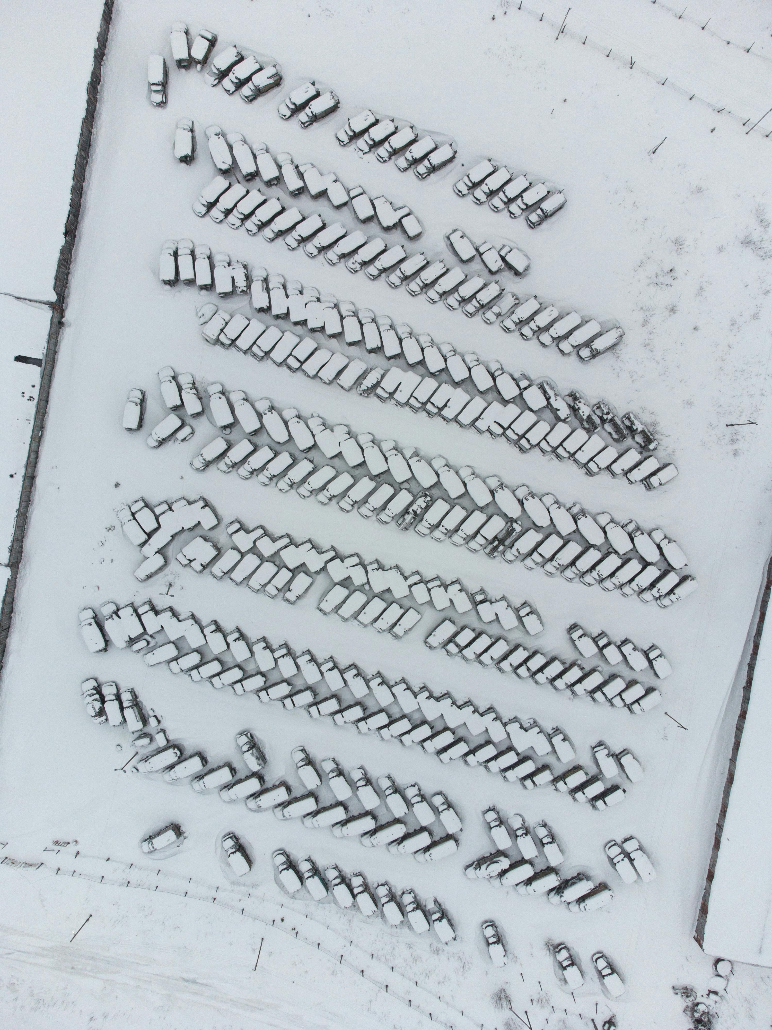 Automobil pe fundalul unui cer înnorat, în afara orașului