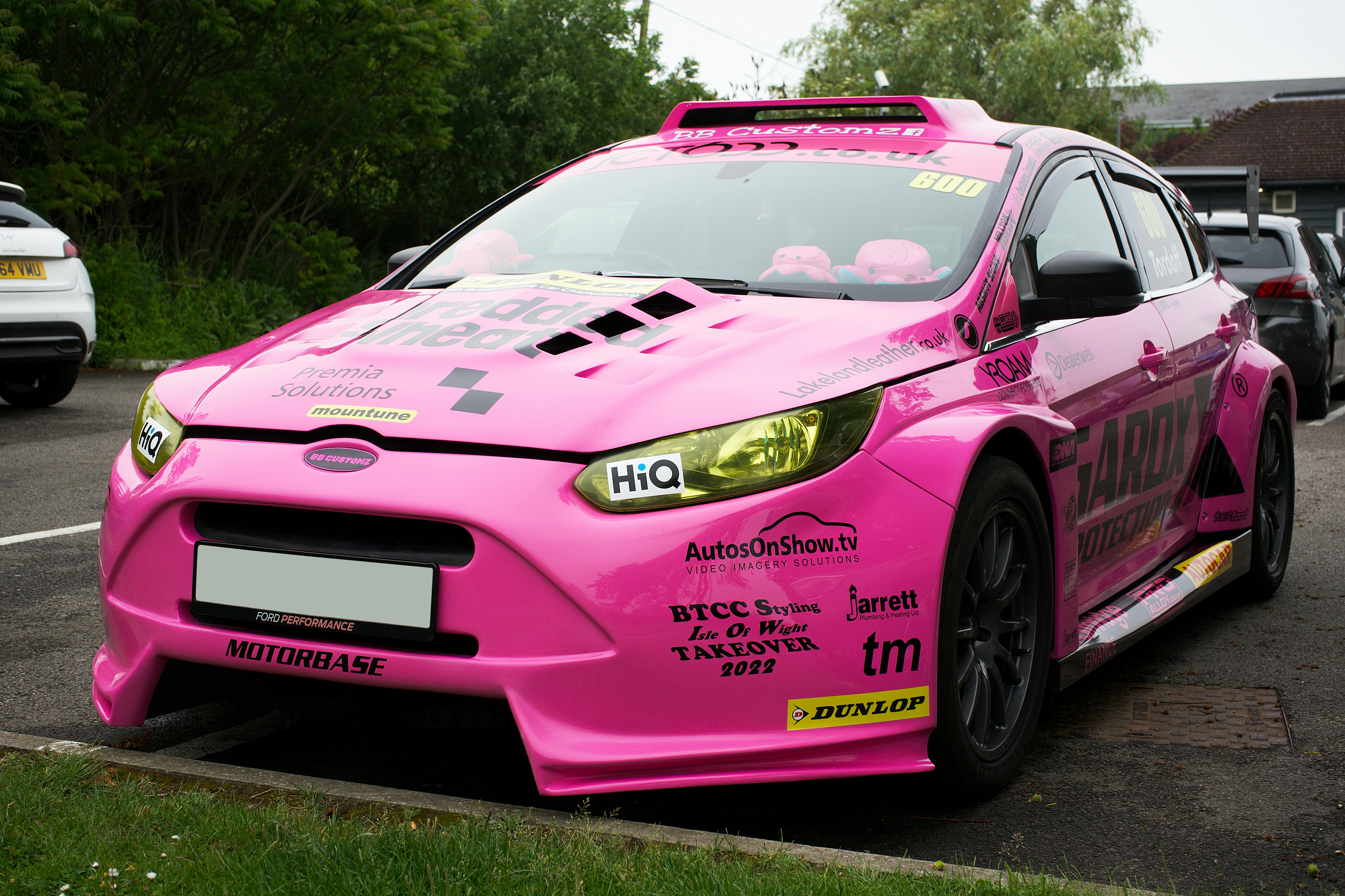 Интерьер автомобиля с цифровой приборной панелью