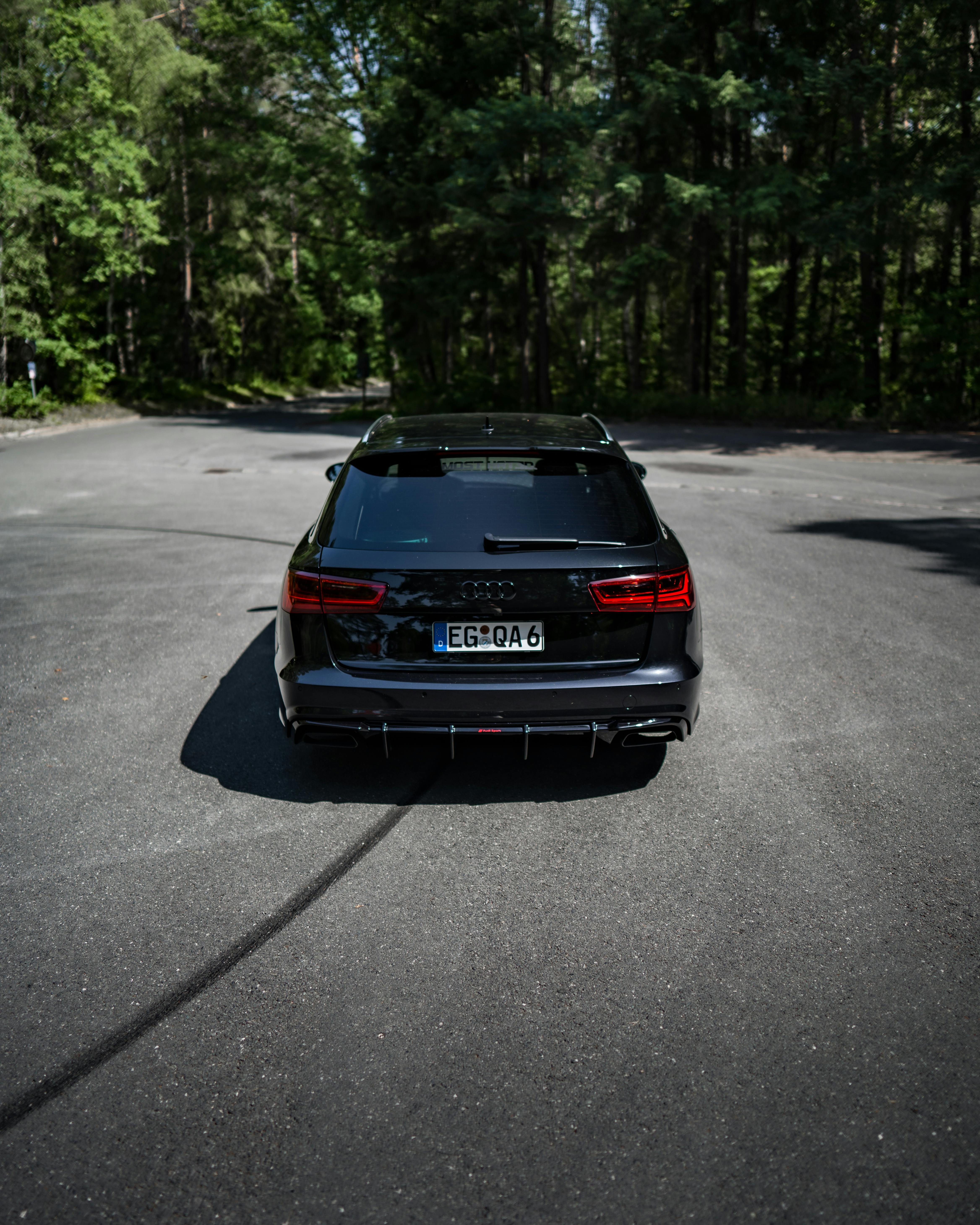 Break modern pe asfalt, vedere din spate