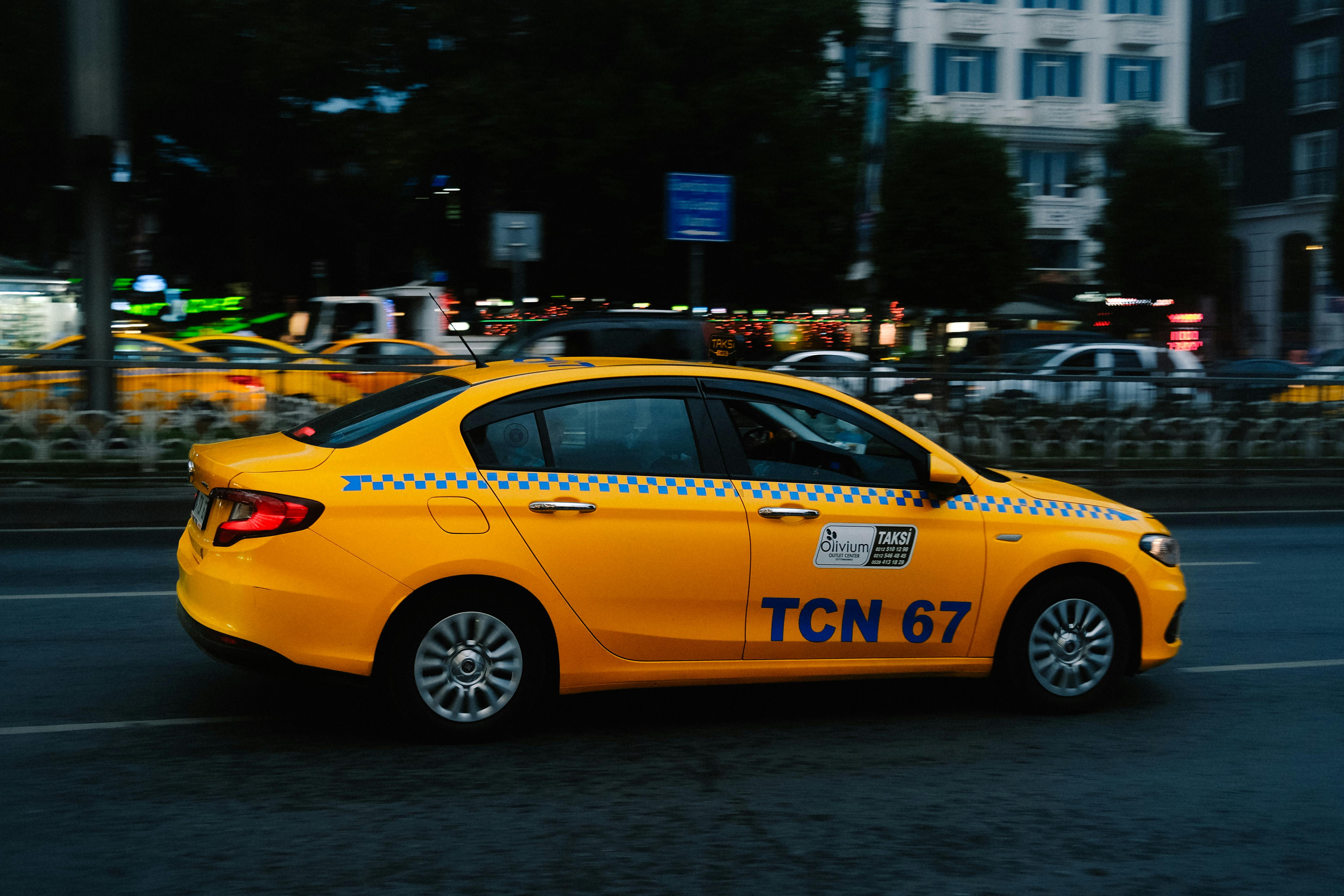 Taxi urban în mișcare noaptea, neon și asflat umed