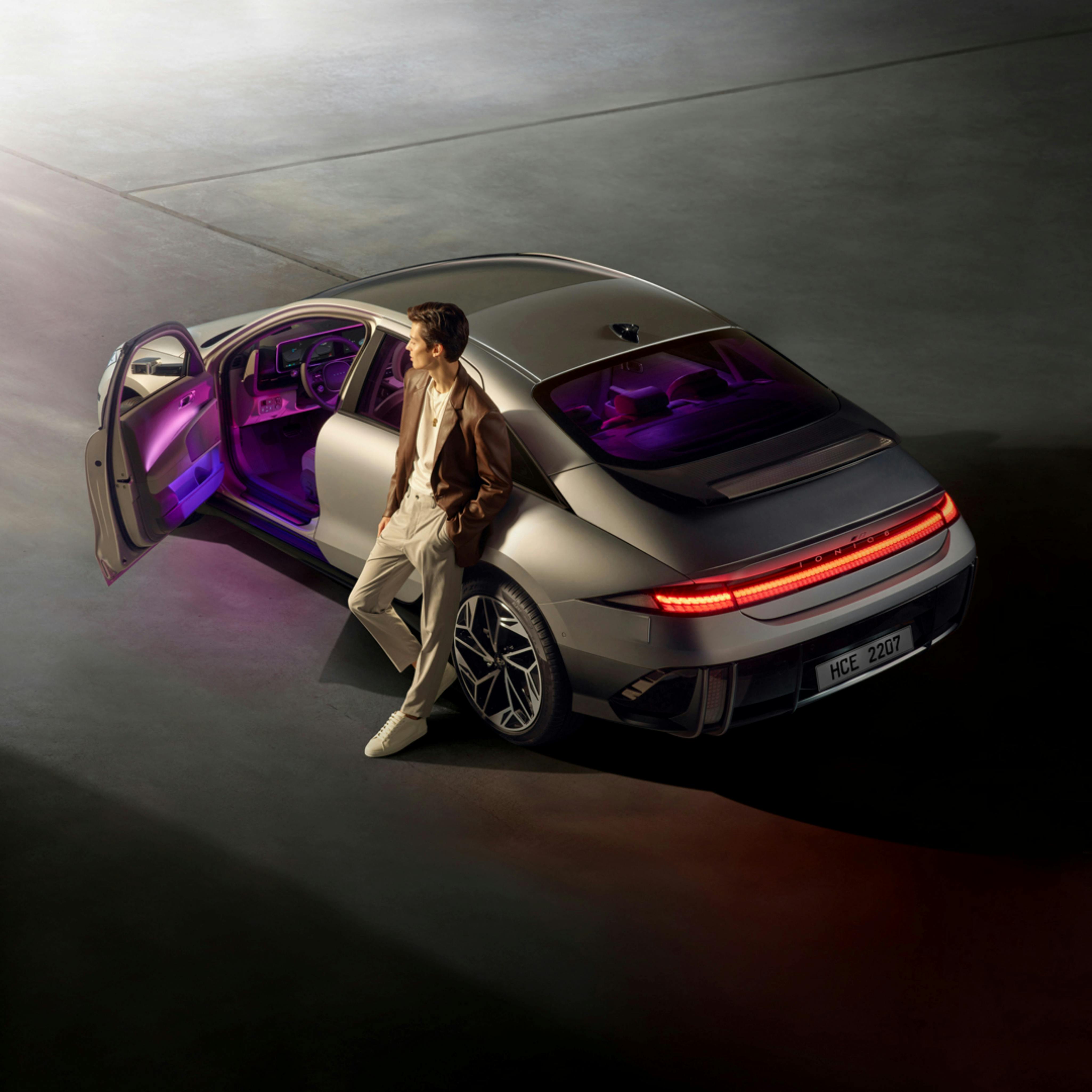 Fată la volanul unei mașini noi