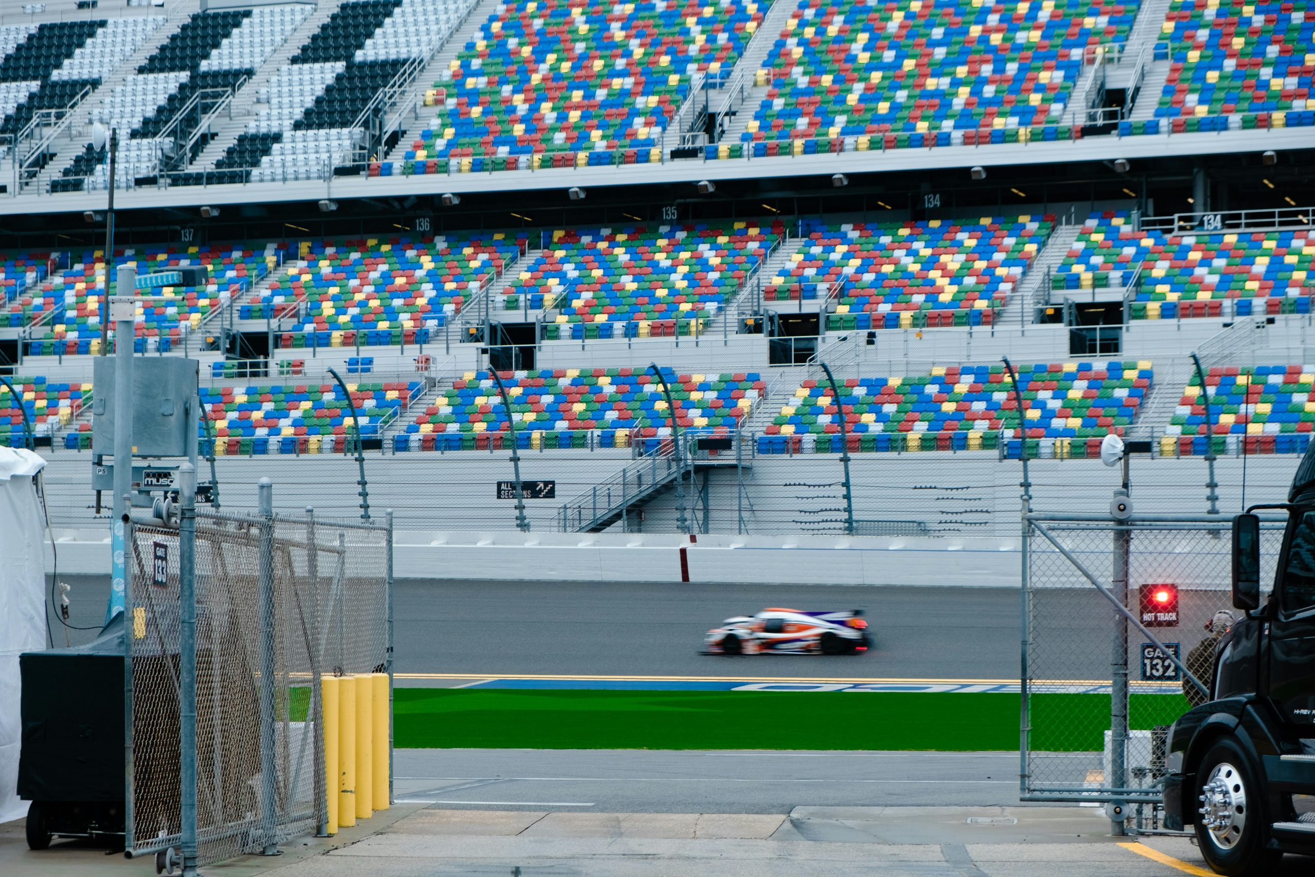 Sesiune de viteză: o mașină sport trece prin fața tribunei