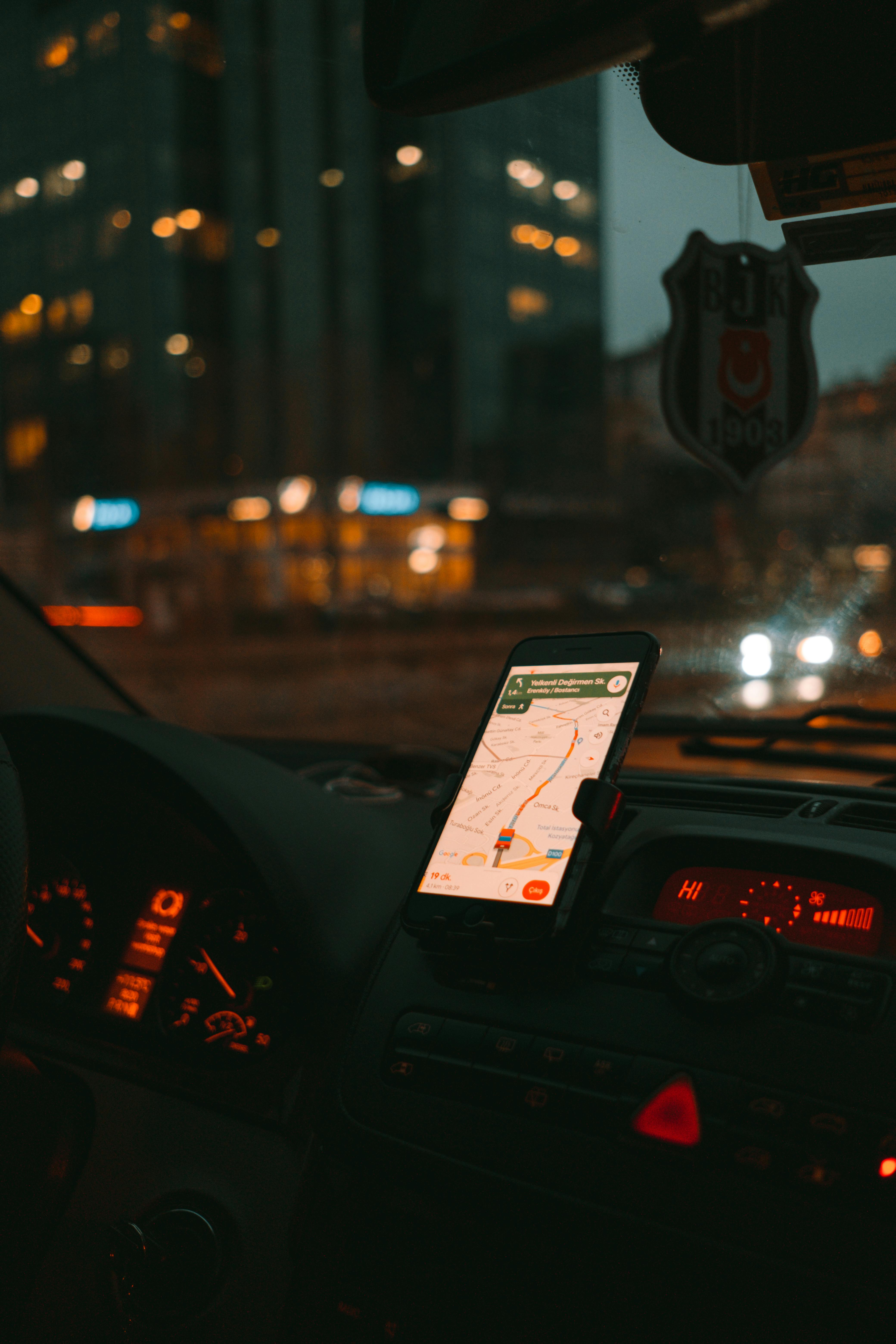 Дашборд авто з GPS-навігацією