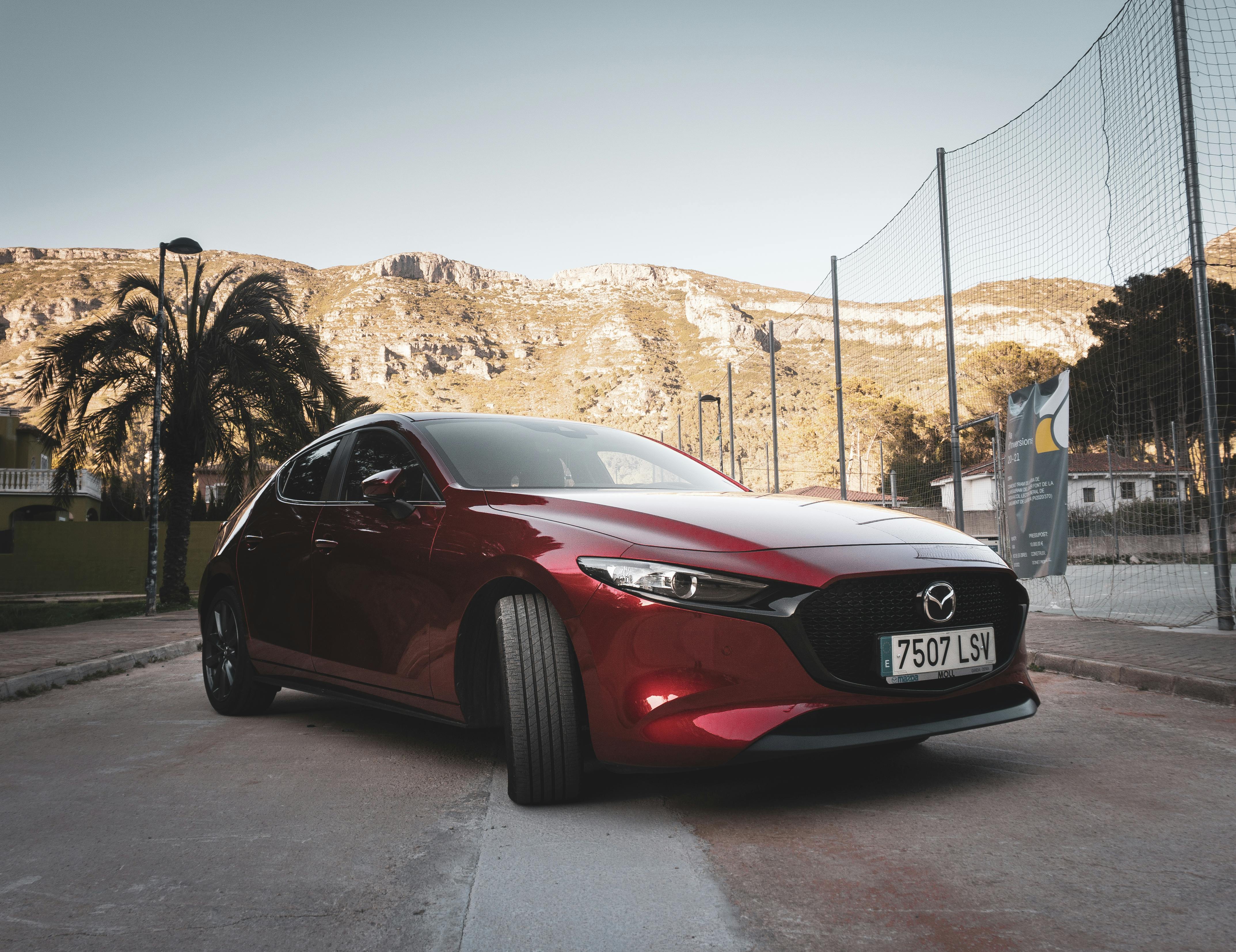 Красный седан Mazda 3 первого поколения