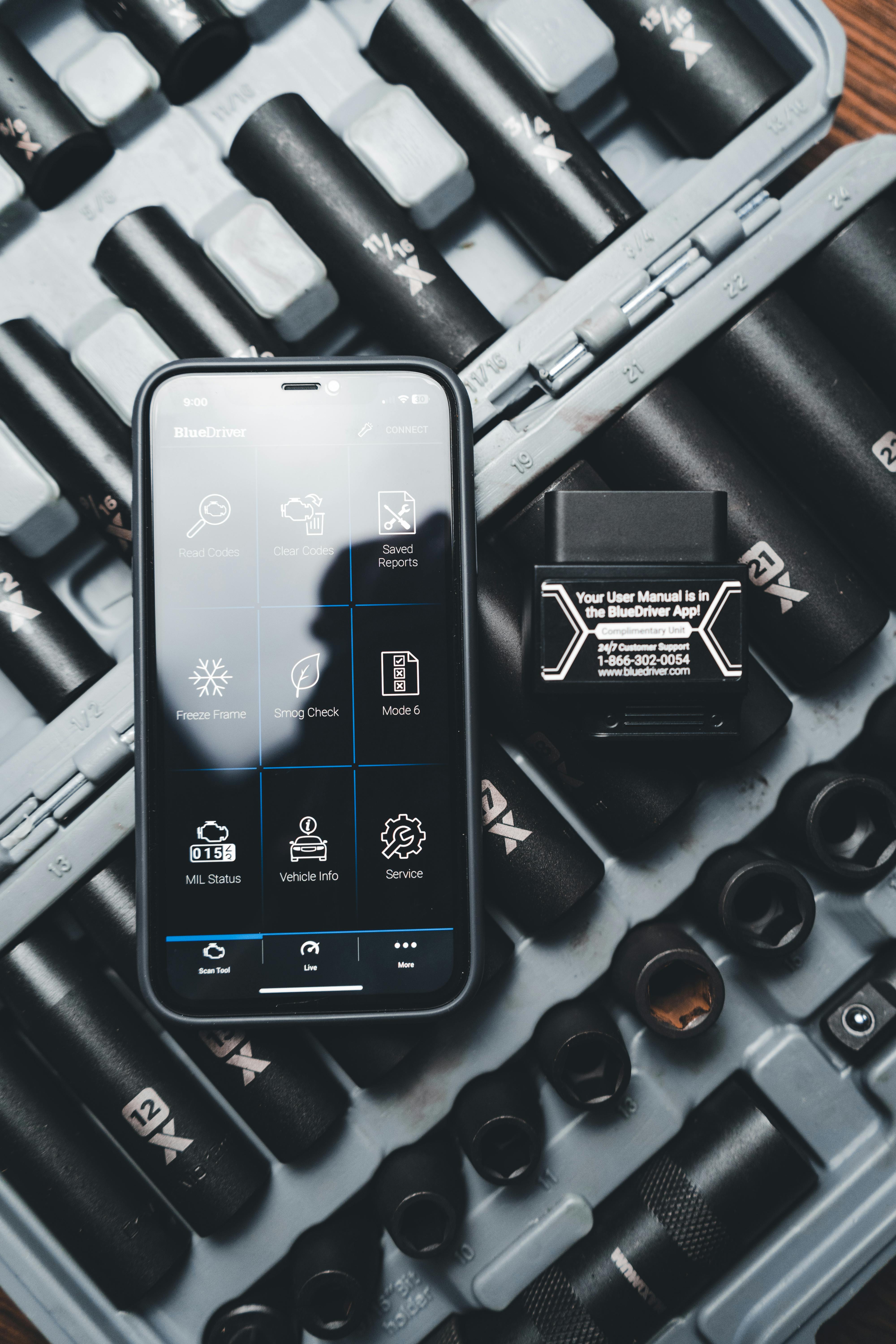 Автомеханік використовує OBD-II сканер для діагностики автомобіля