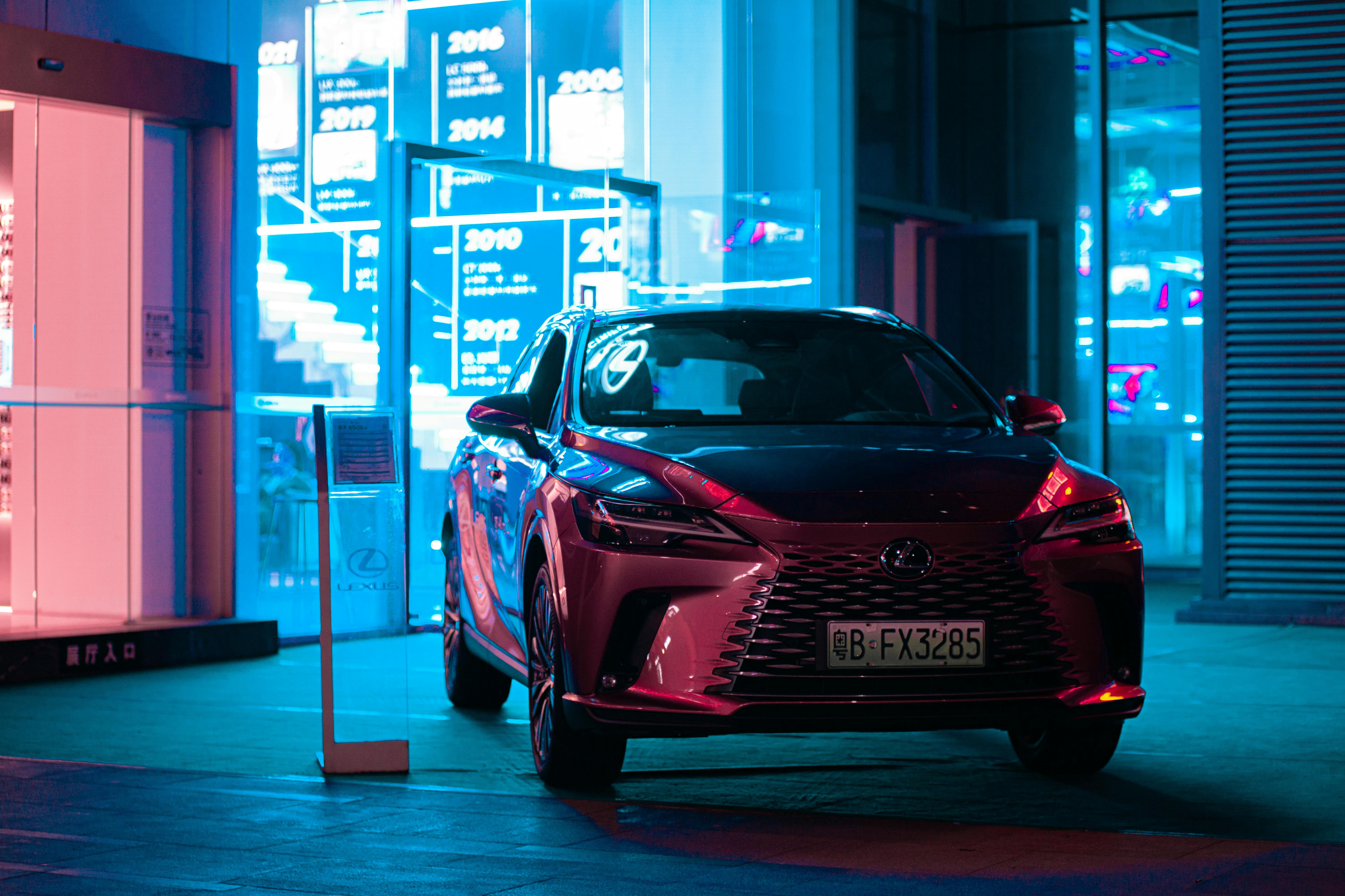 Потужний Lexus RX 350 в міських умовах