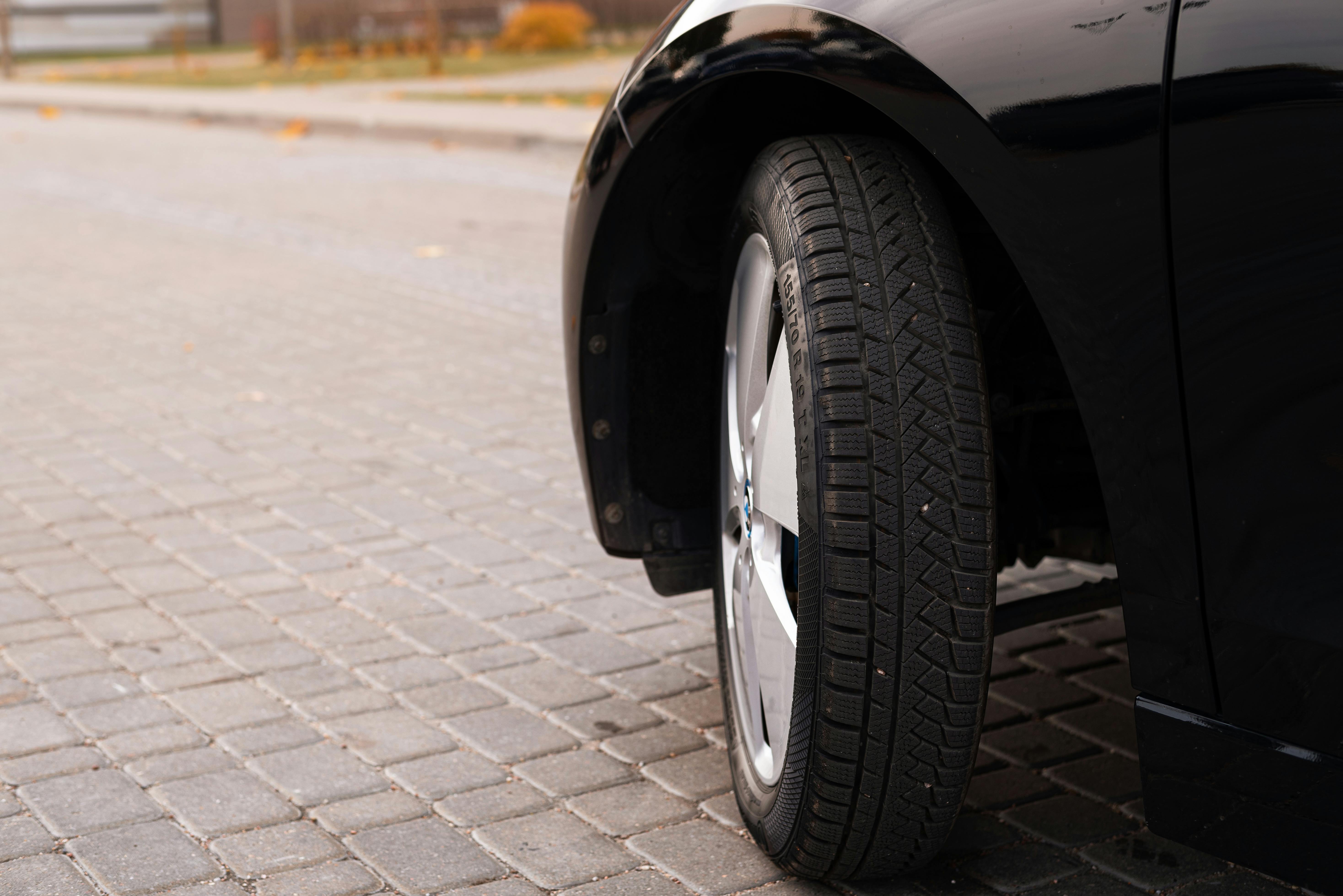 Колесо автомобіля на бруківці