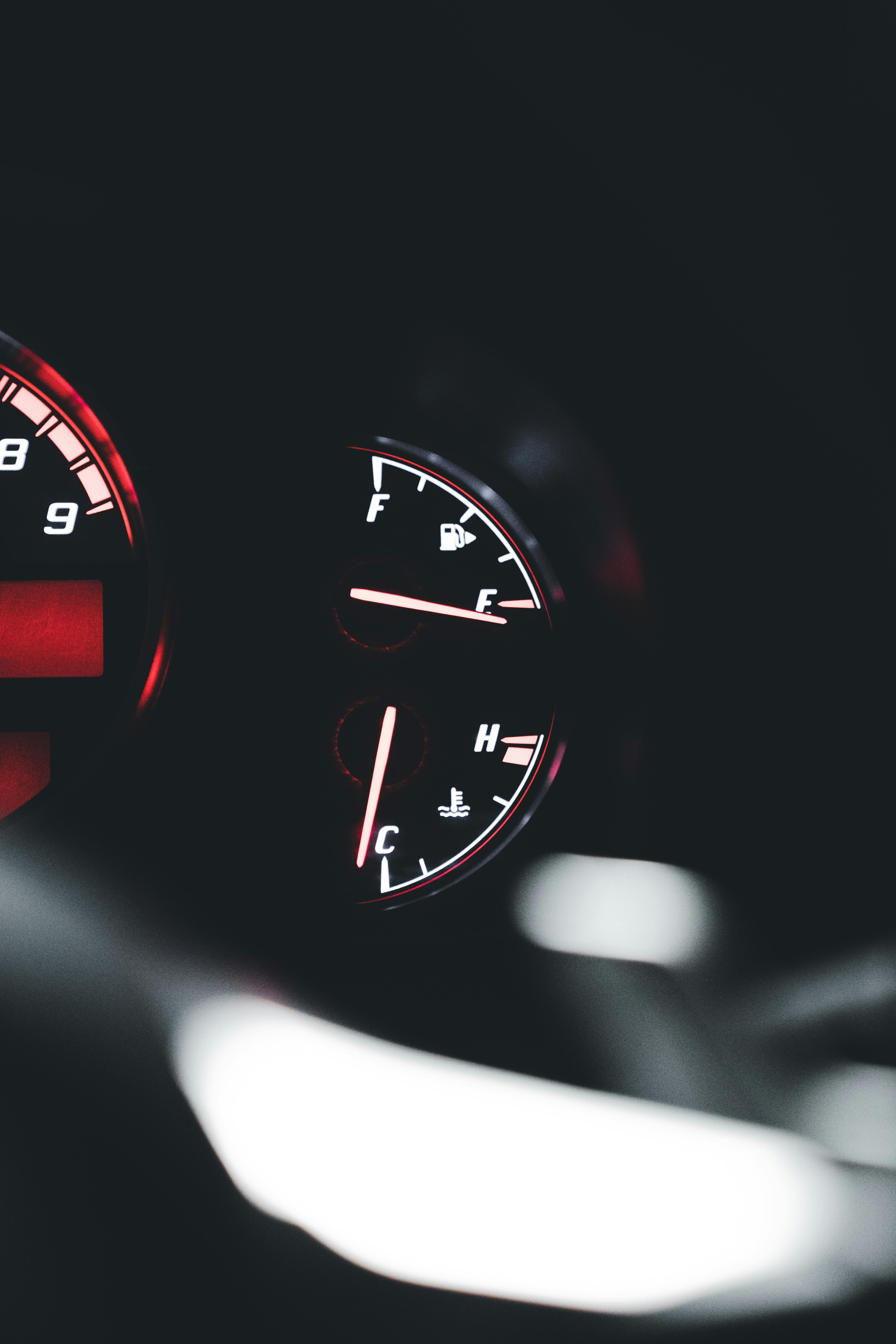 Панель приладів: стрілка температури наближається до червоної зони