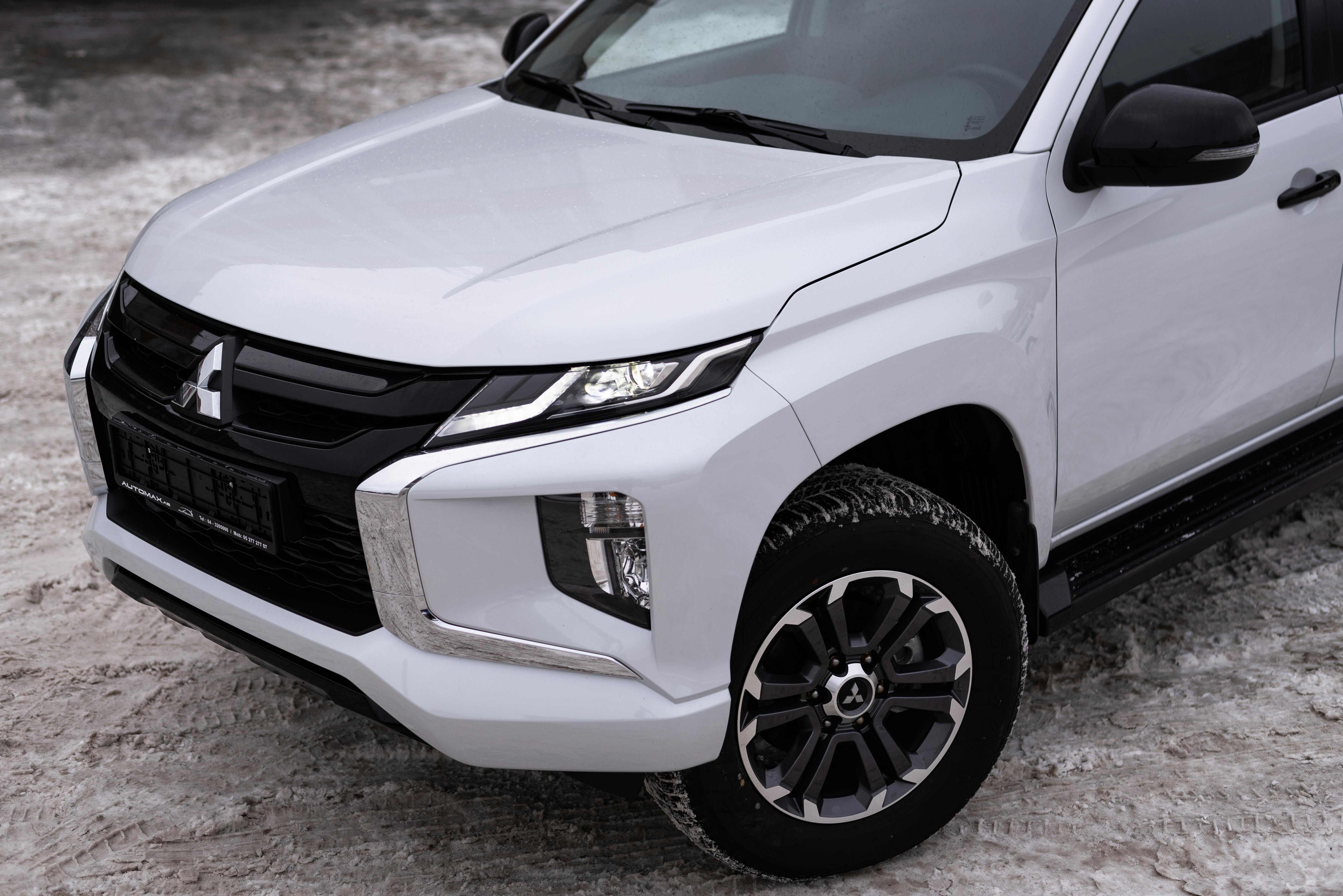 Білий позашляховик на снігу