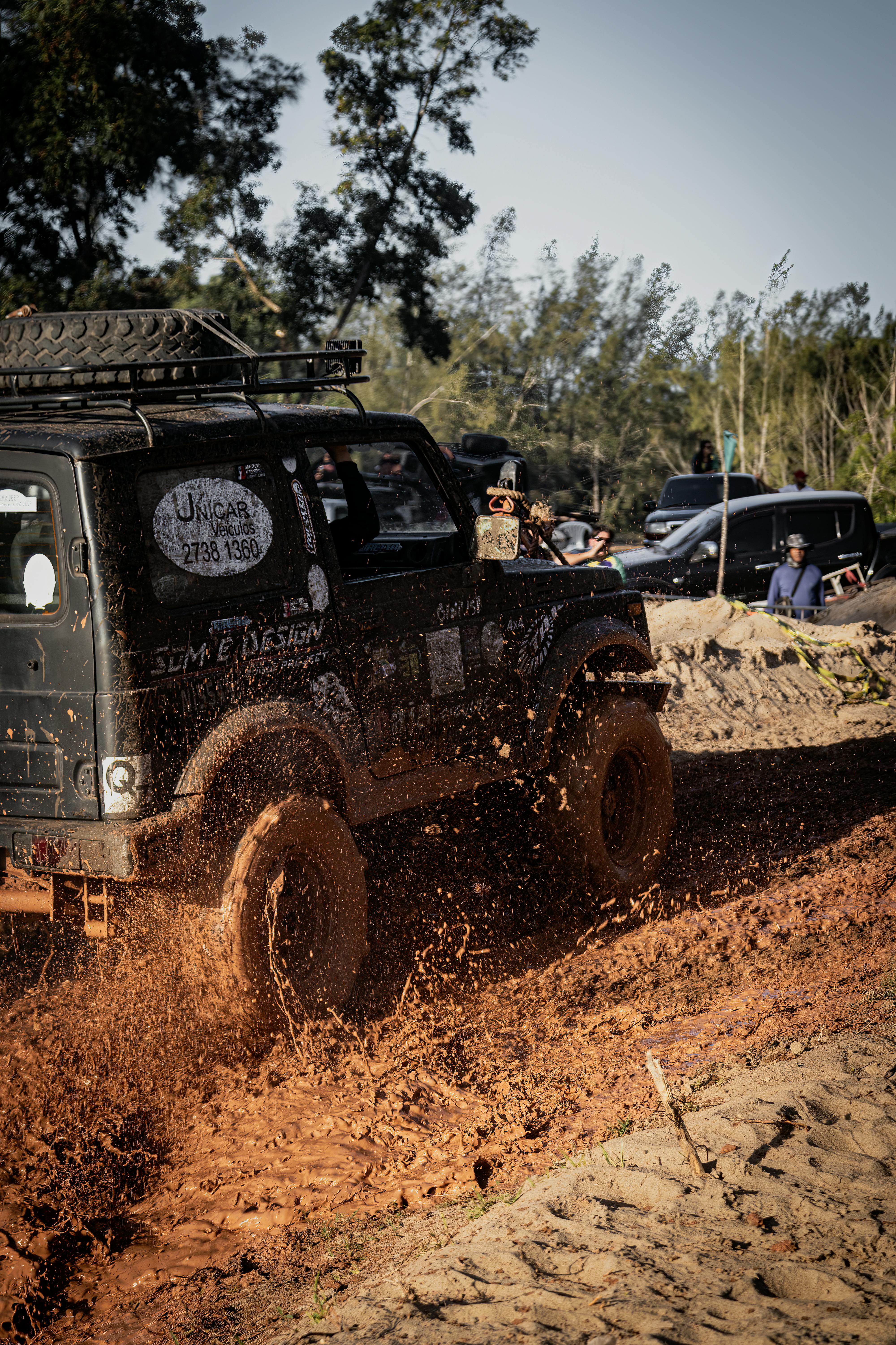 SUV ridicând stropi de noroi pe traseu