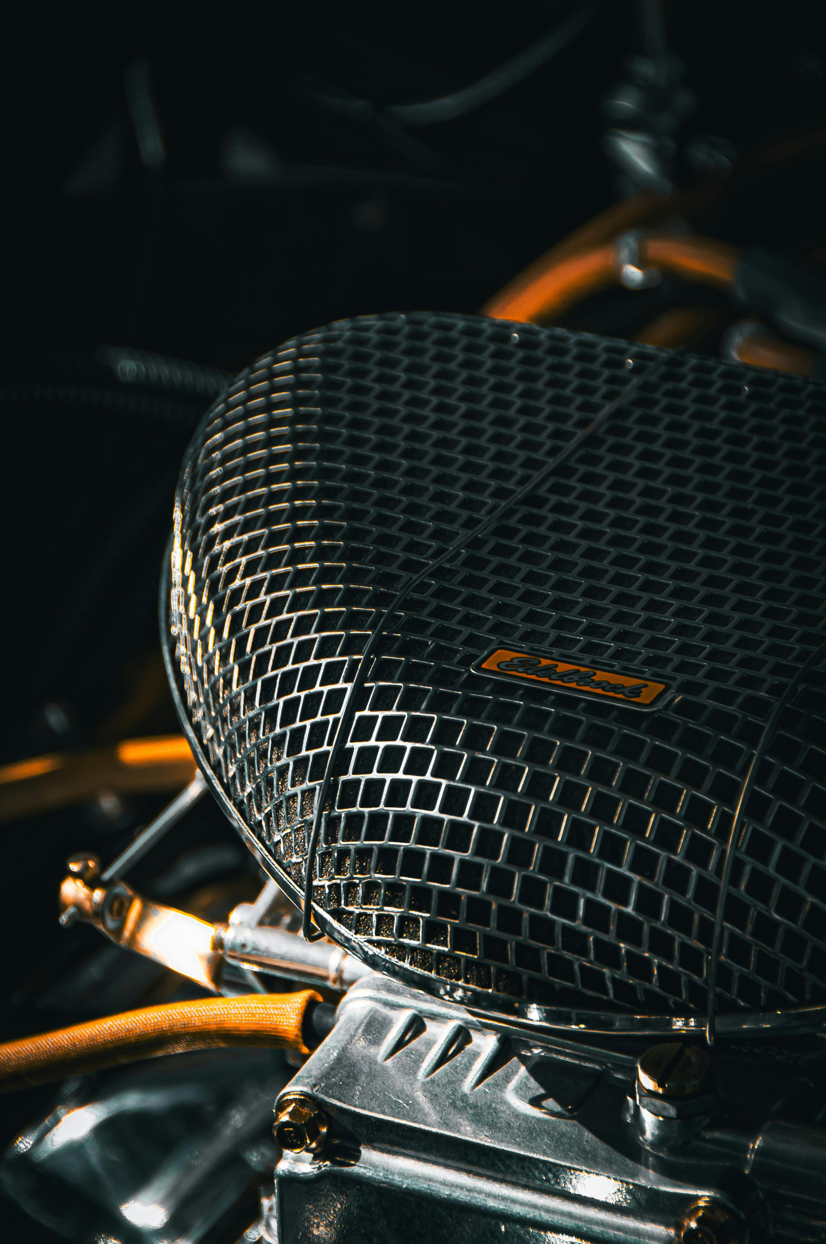 Радіатор та елементи системи охолодження крупним планом