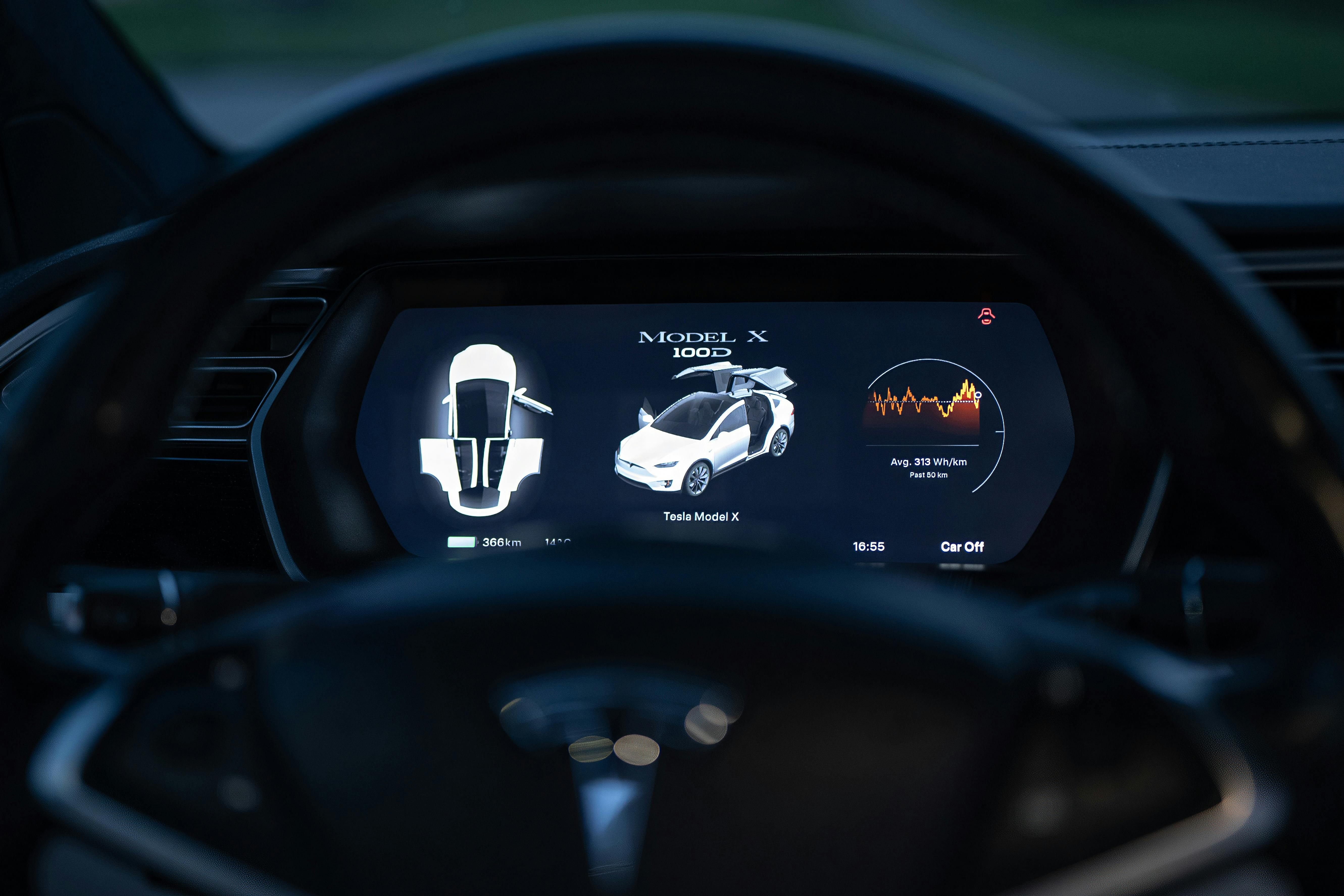 Panoul de bord al unei mașini cu martorii luminoși aprinși