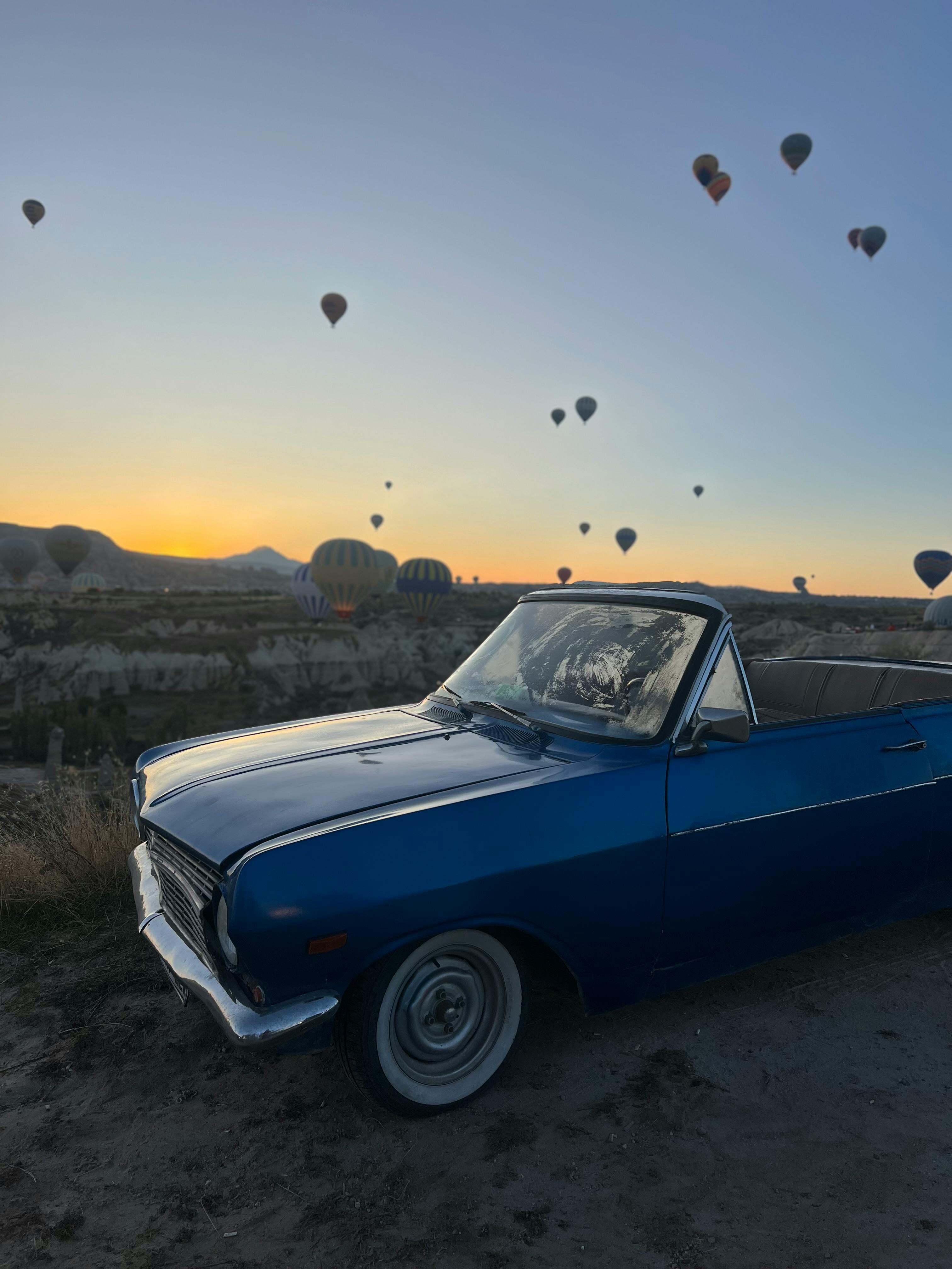 Fotografie principală emoțională: un cabriolet retro la răsărit