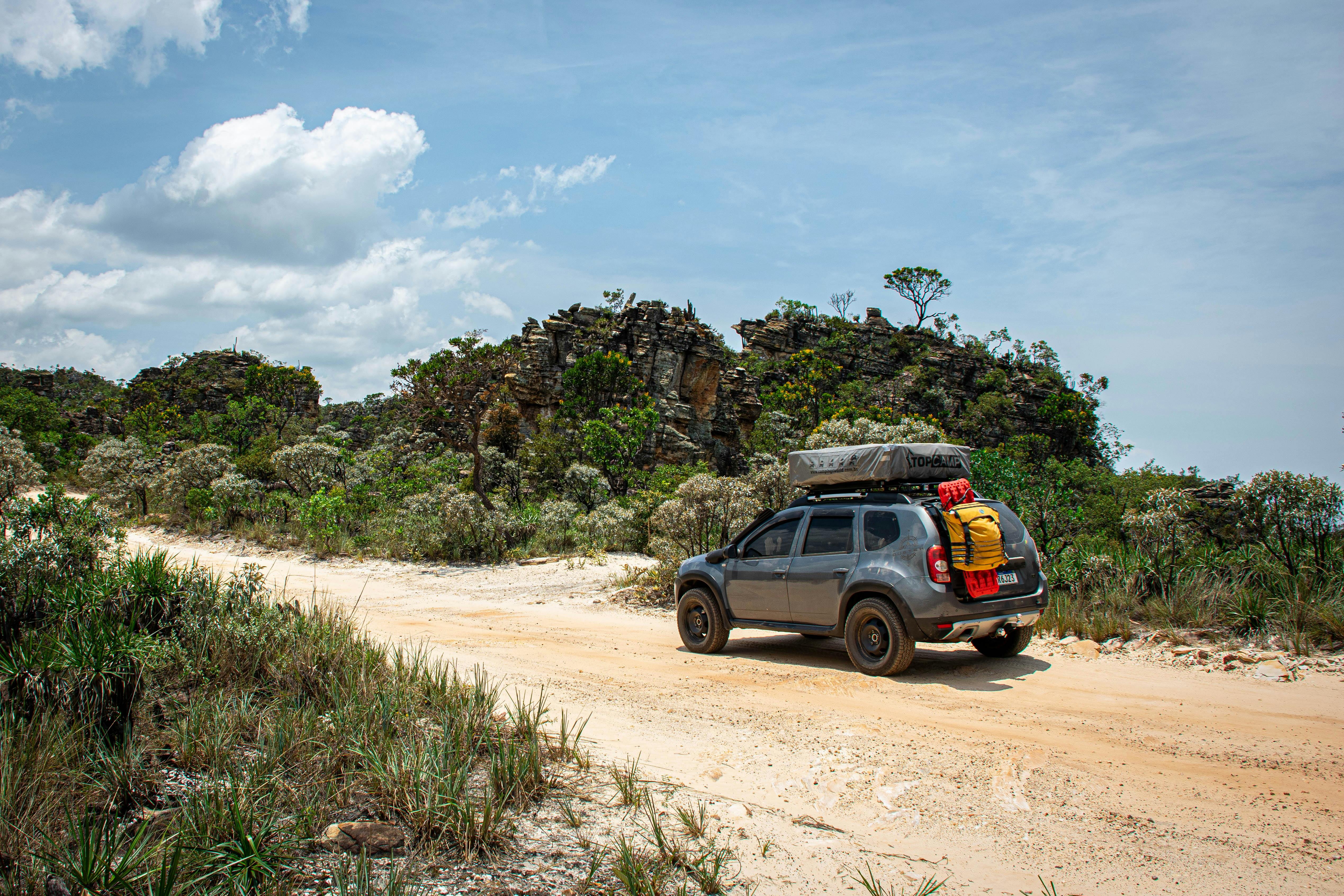 Un bărbat alimentează o mașină la o stație de benzină.