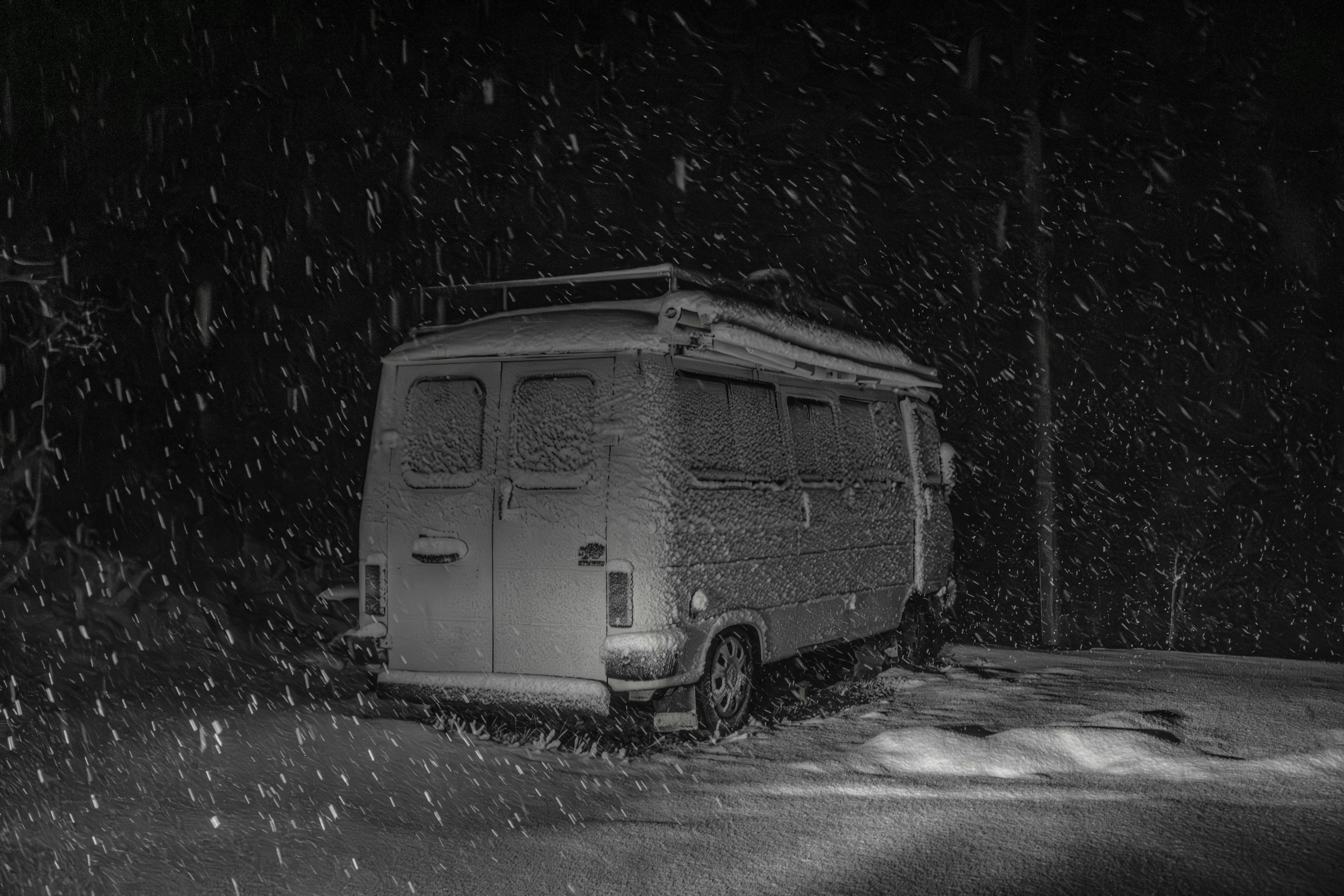 Mașină de familie călătorind pe un drum de iarnă