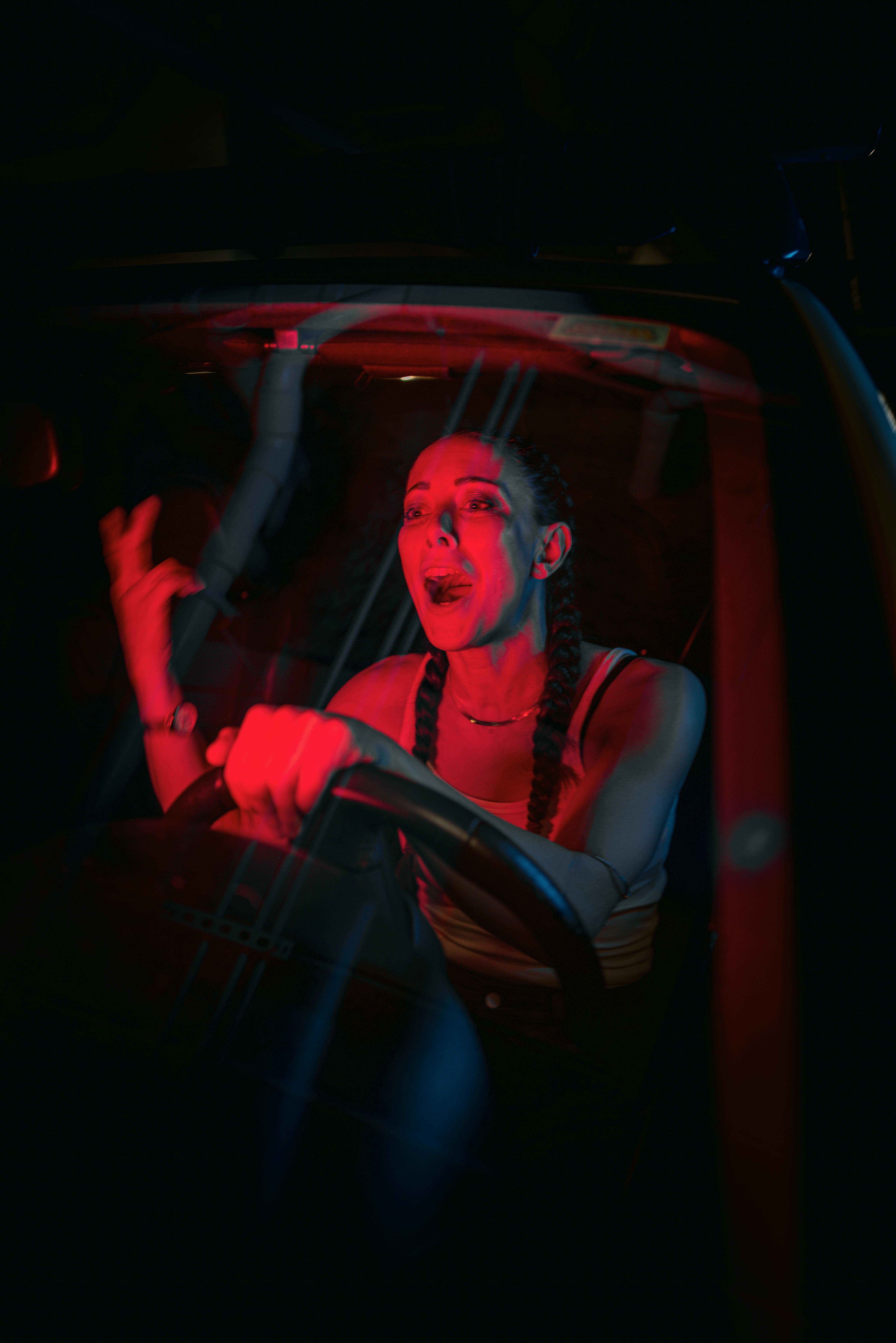 Șofer dezamăgit lângă mașina avariată, ținând în mână documente.