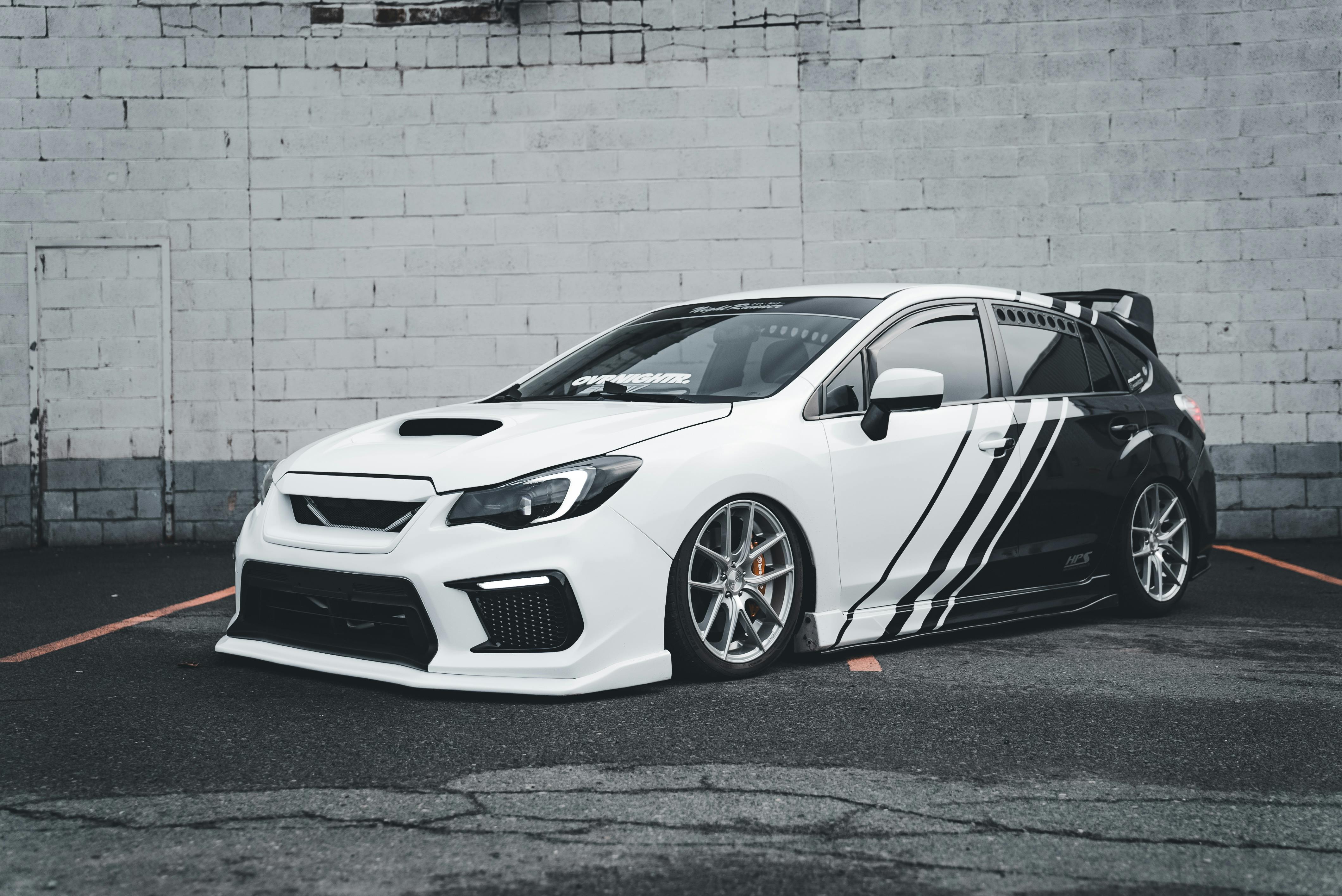 Синий Ford Focus на дороге