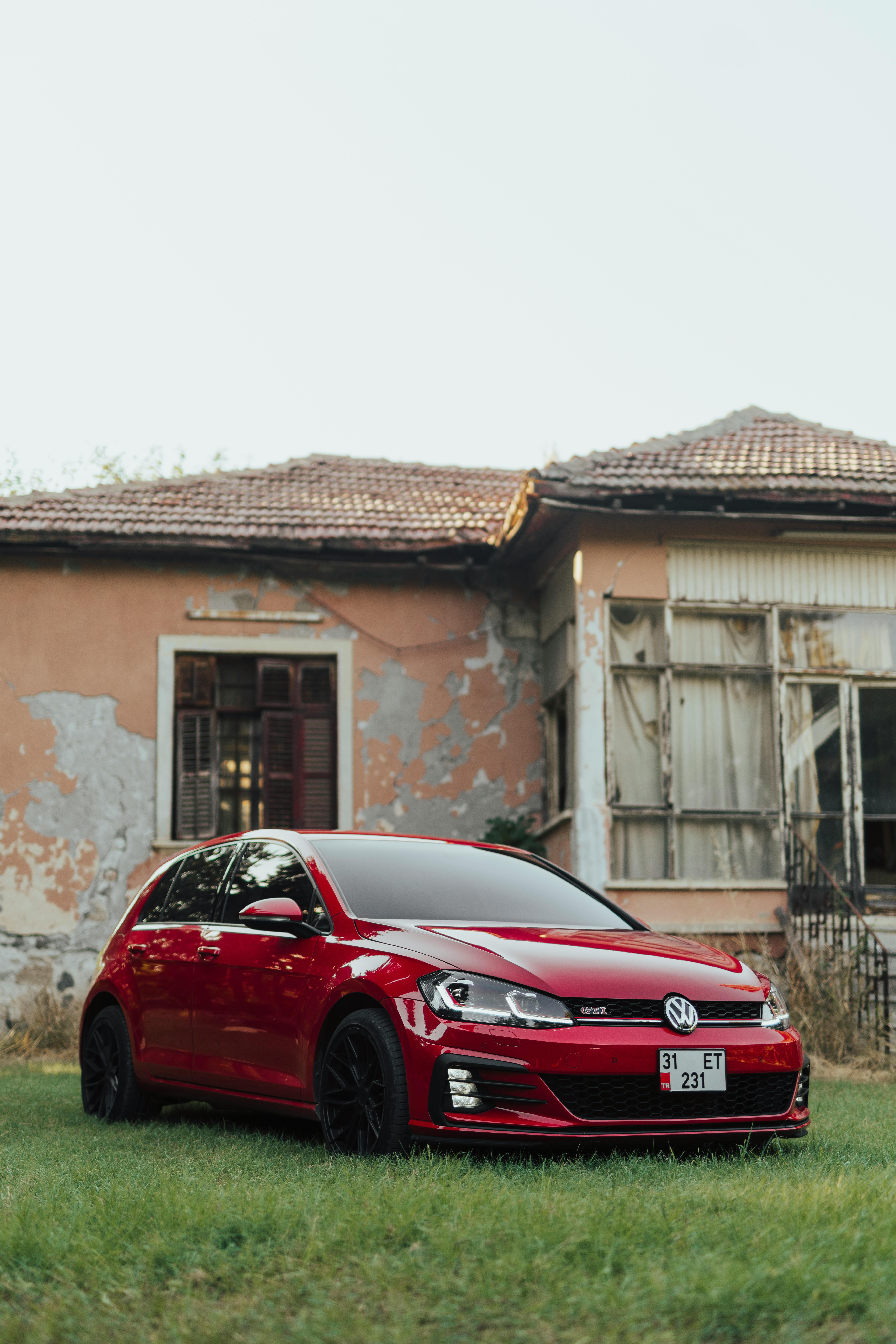 Серебристый хэтчбек VW Golf V на дороге