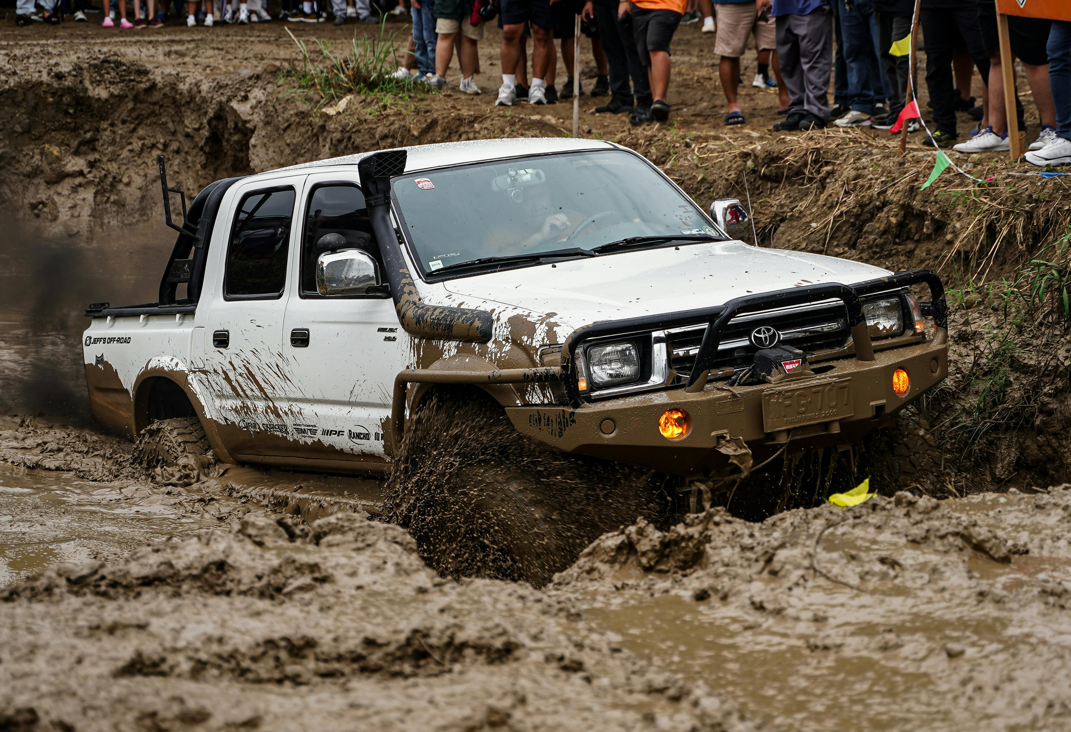 4x4 поднимает фонтаны грязи во время соревнований