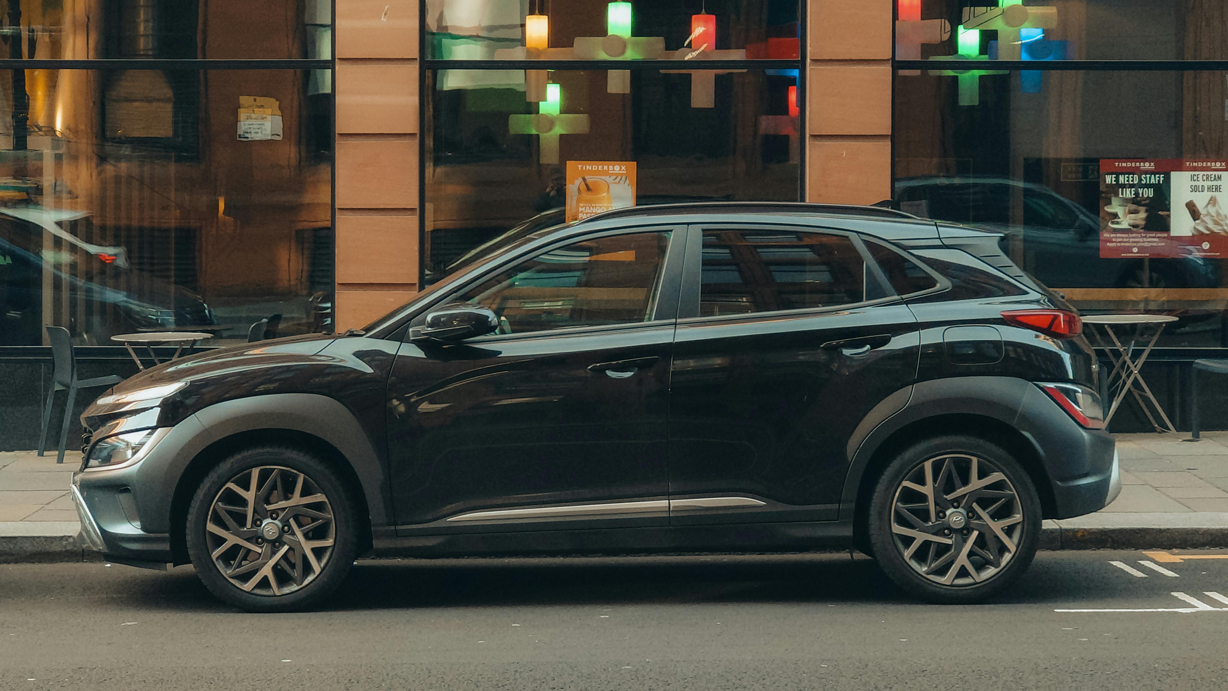 Сучасний кросовер у міському середовищі