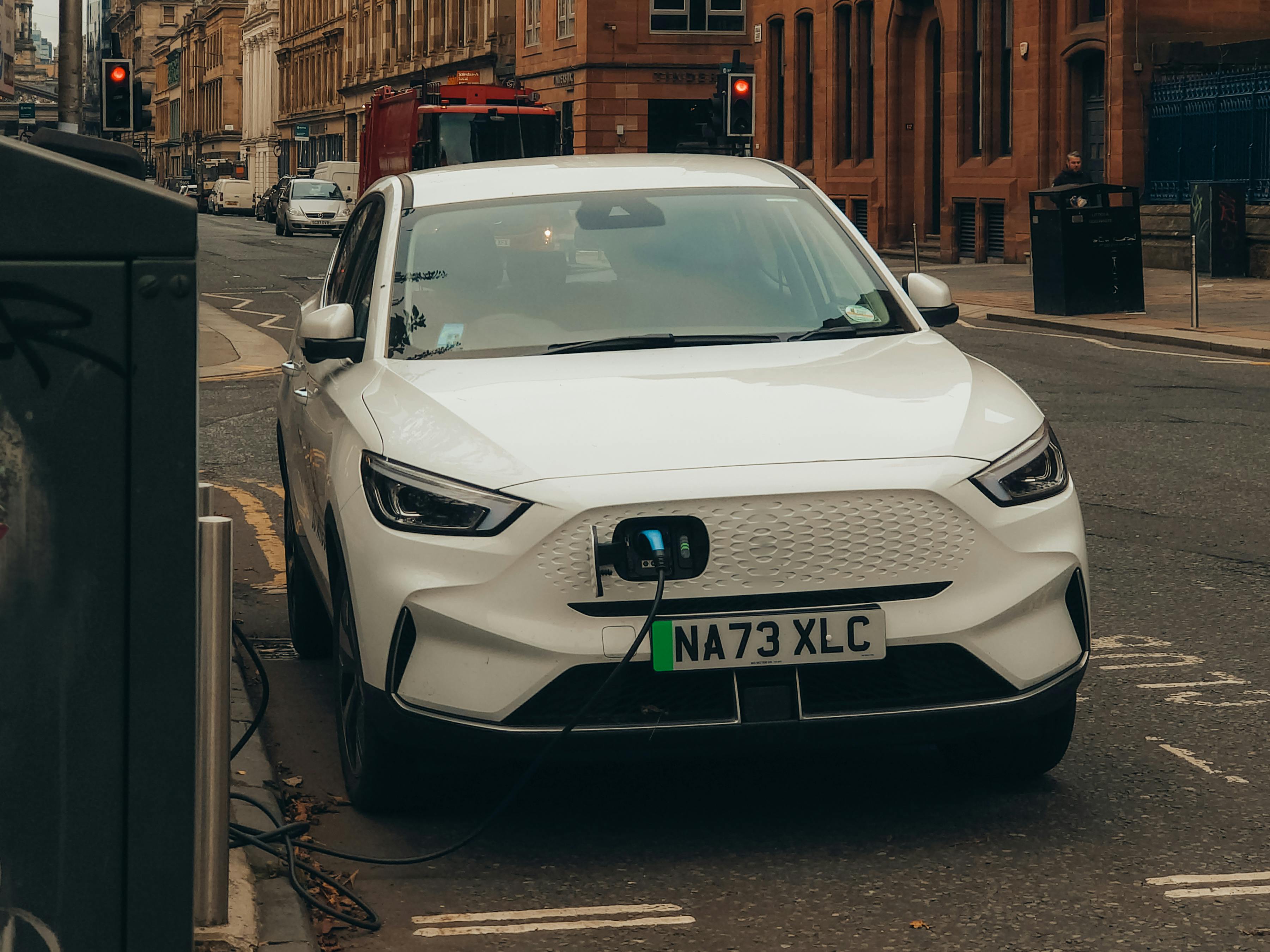 Încărcarea urbană a unei mașini electrice — un scenariu tipic de utilizare zilnică