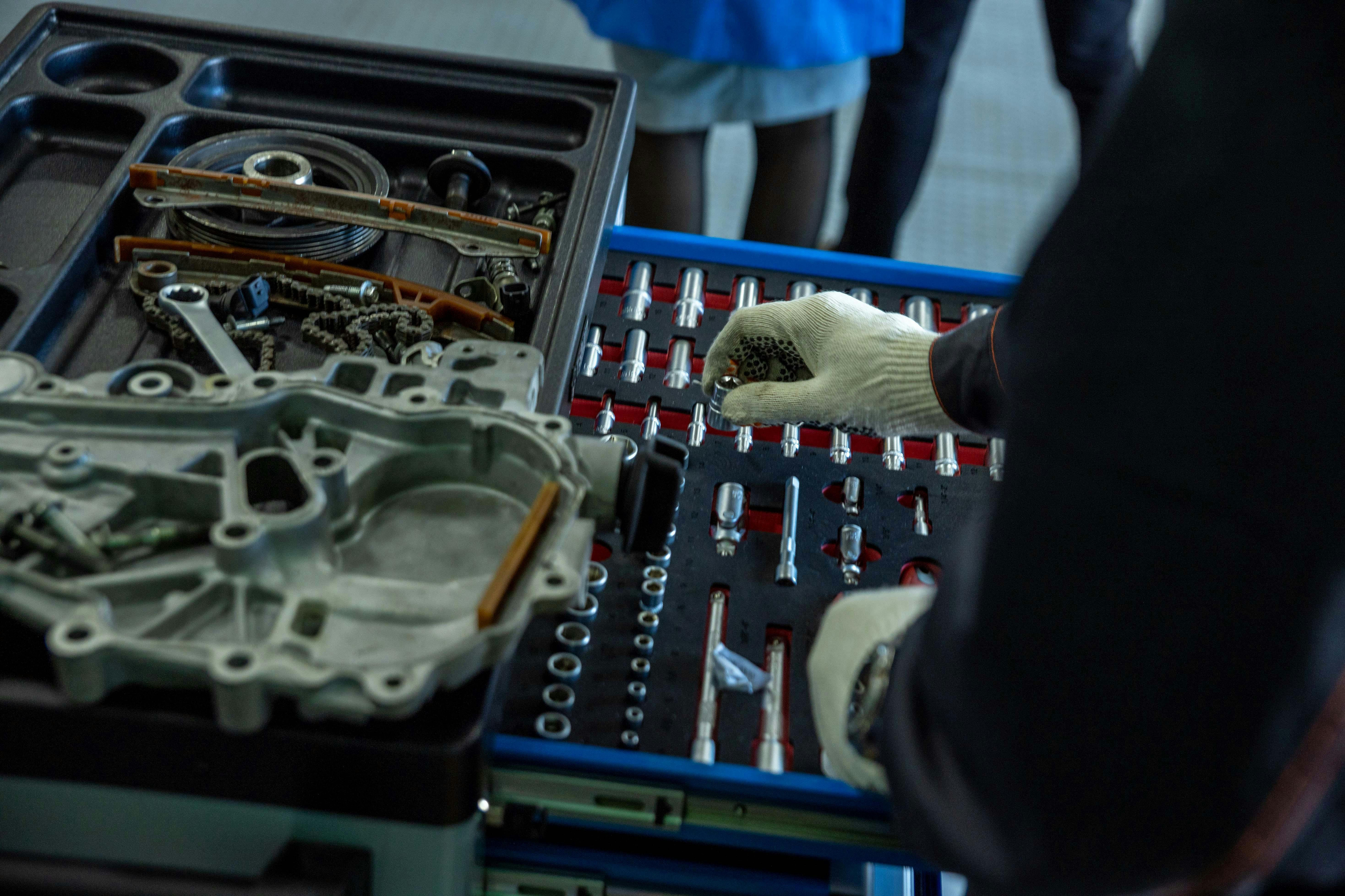 Pregătirea uneltelor și pieselor: chei tubulare adânci, cheie dinamometrică, multimetru