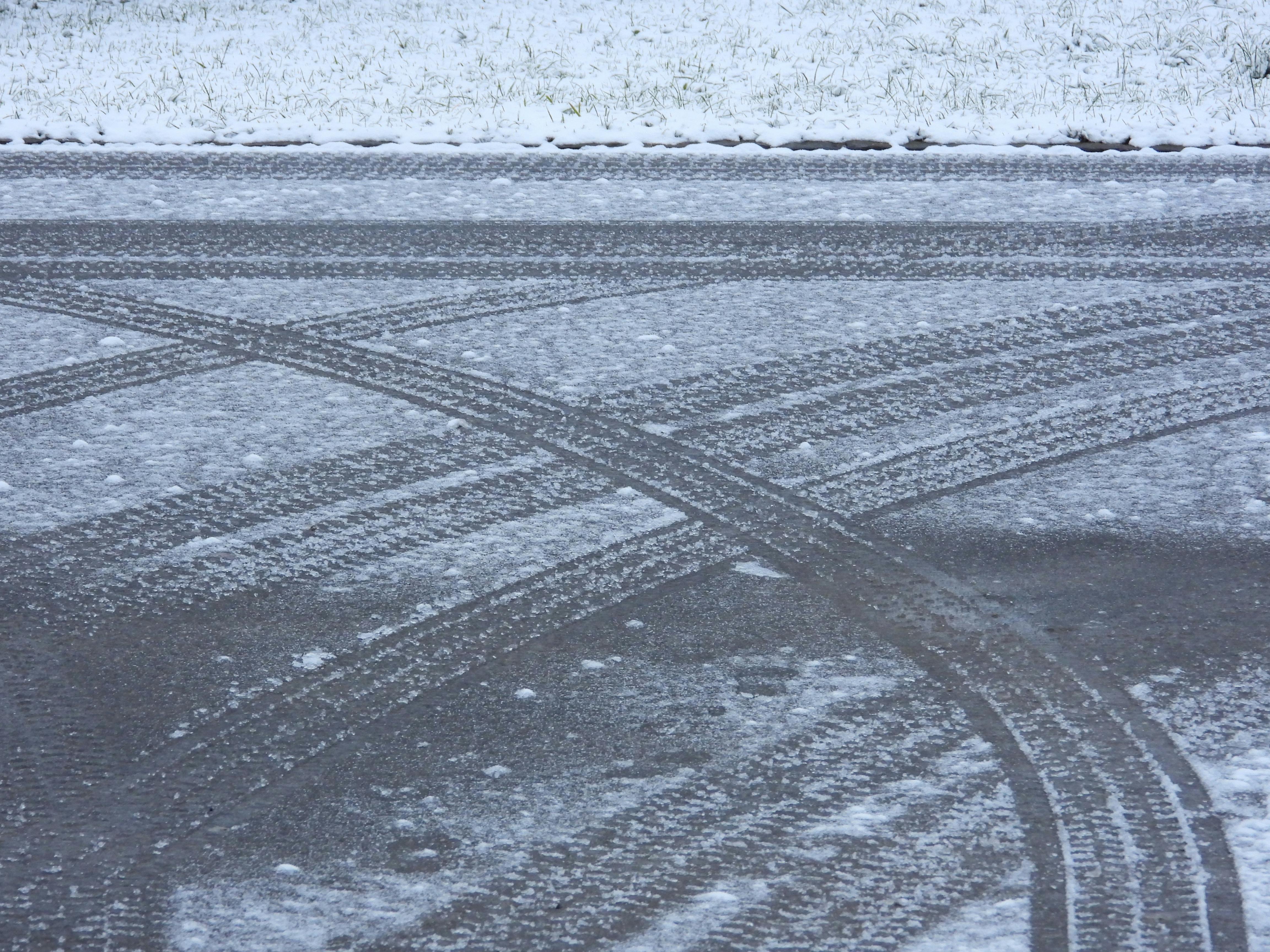 Зимова дорога з слідами шин
