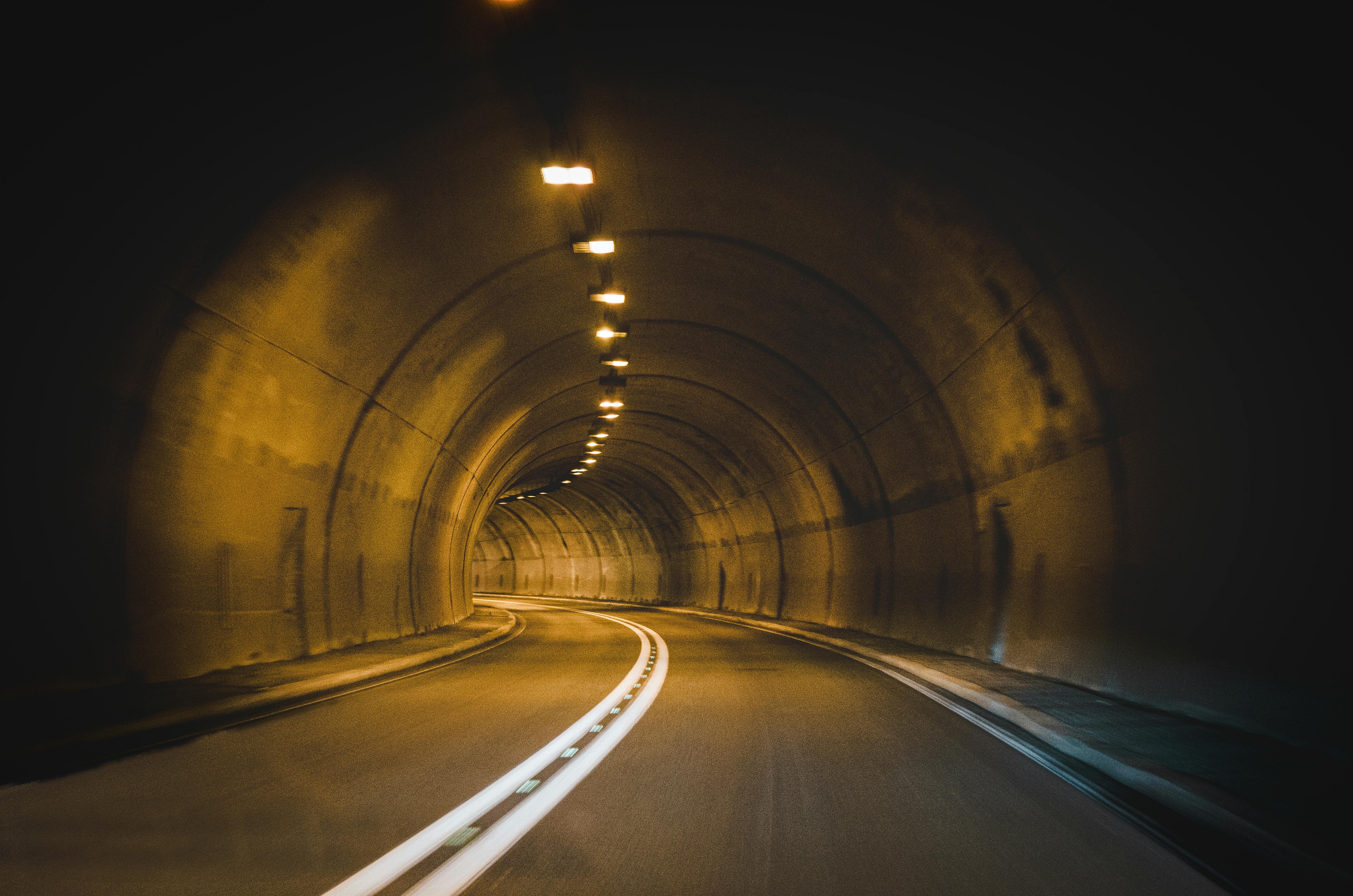 Intrare în tunel autostradă