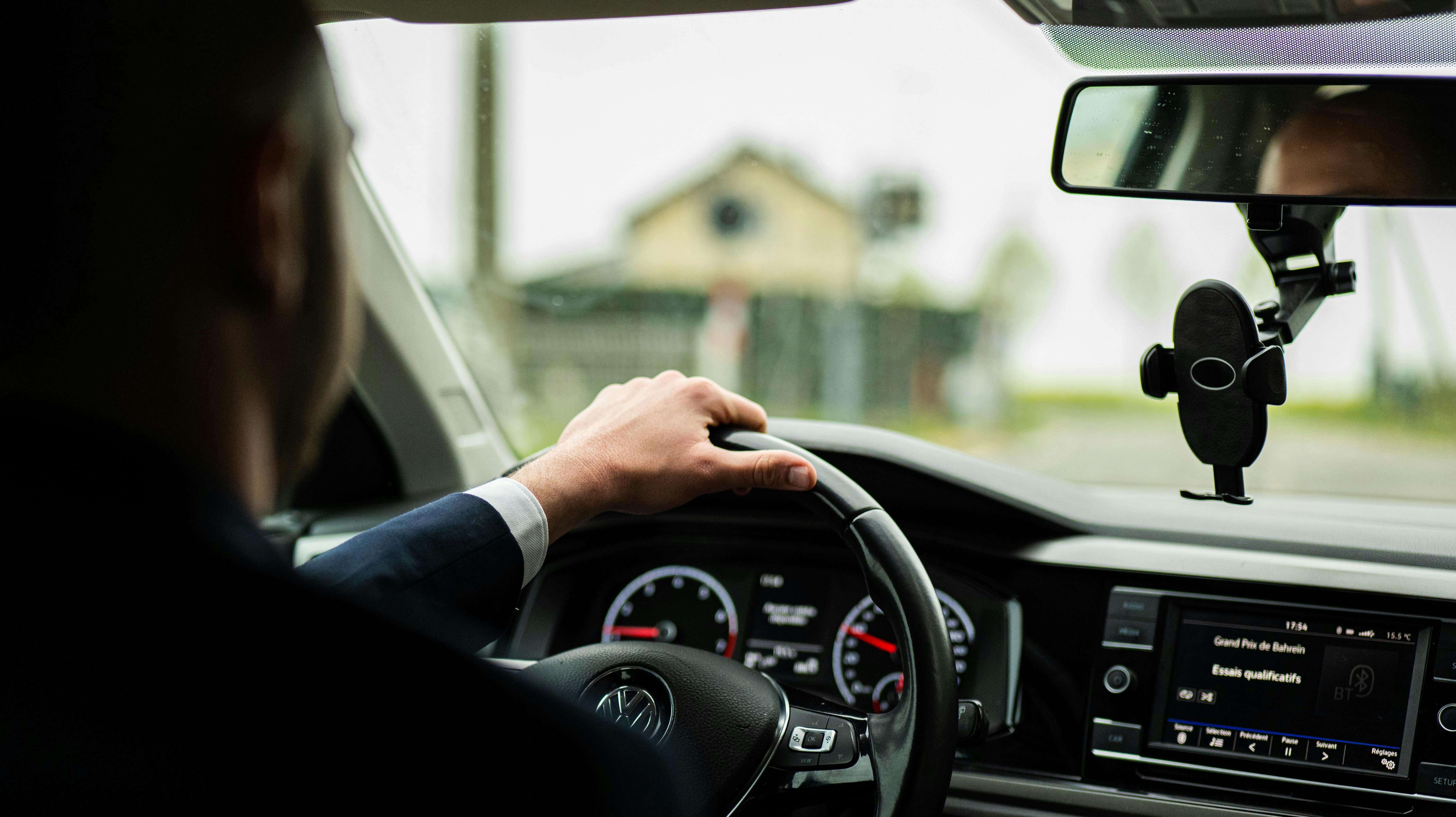 Смартфон у тримачі на приладовій панелі