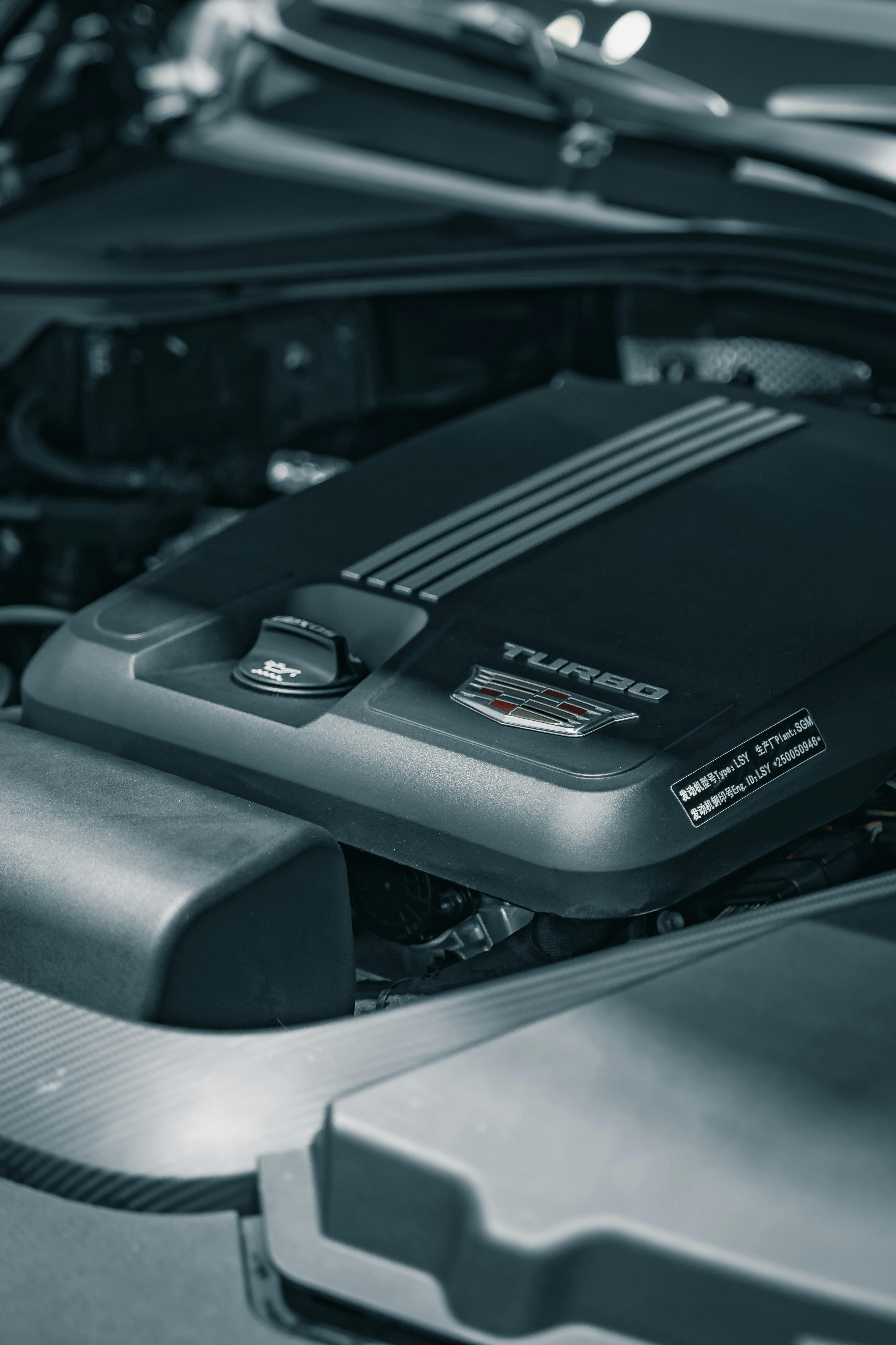 Prim-plan al unui motor turbo modern — vedere asupra rotorului și a conductelor de admisie