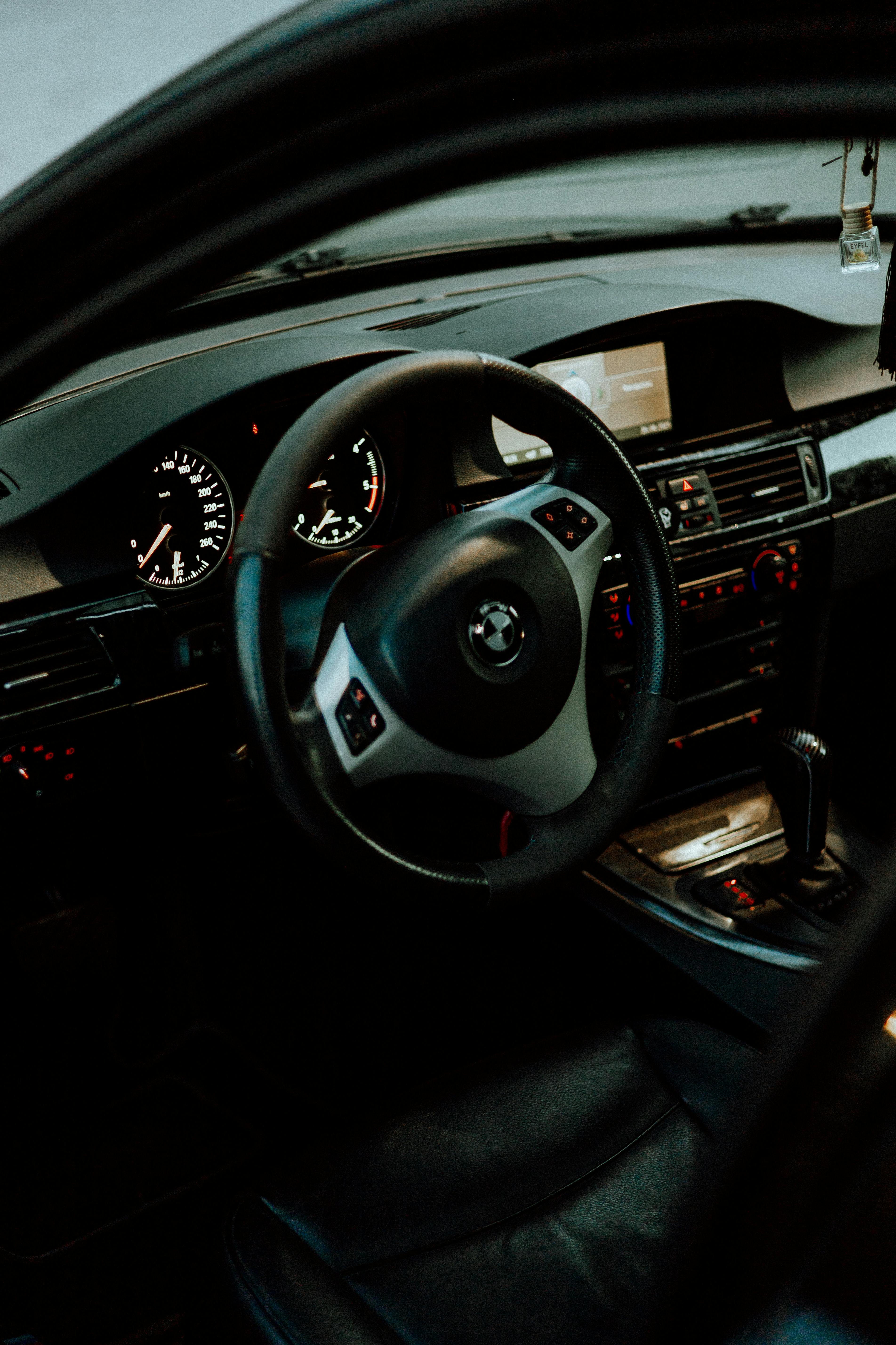 Interiorul unei mașini moderne cu bord digital