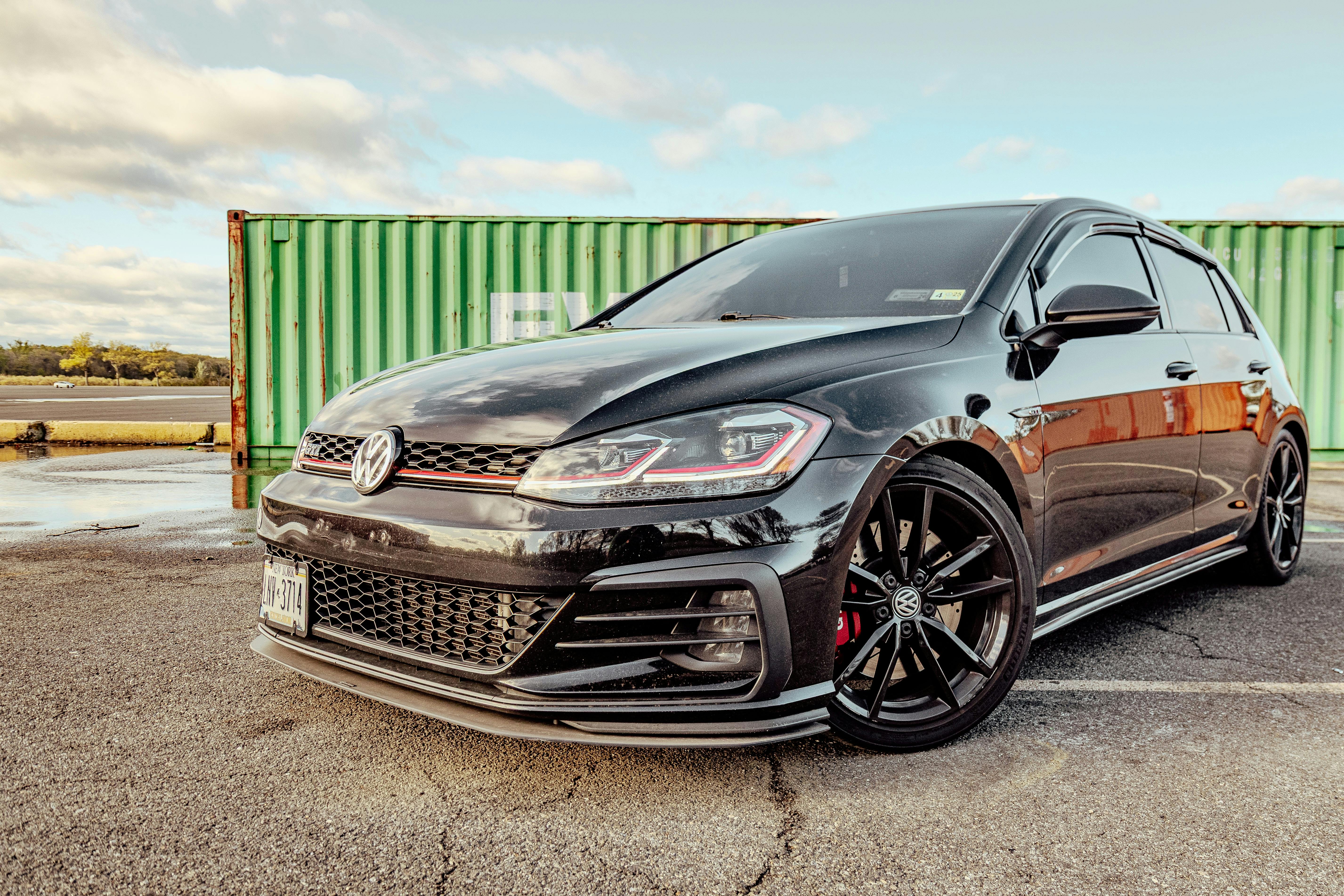 Белый Volkswagen Golf в городе