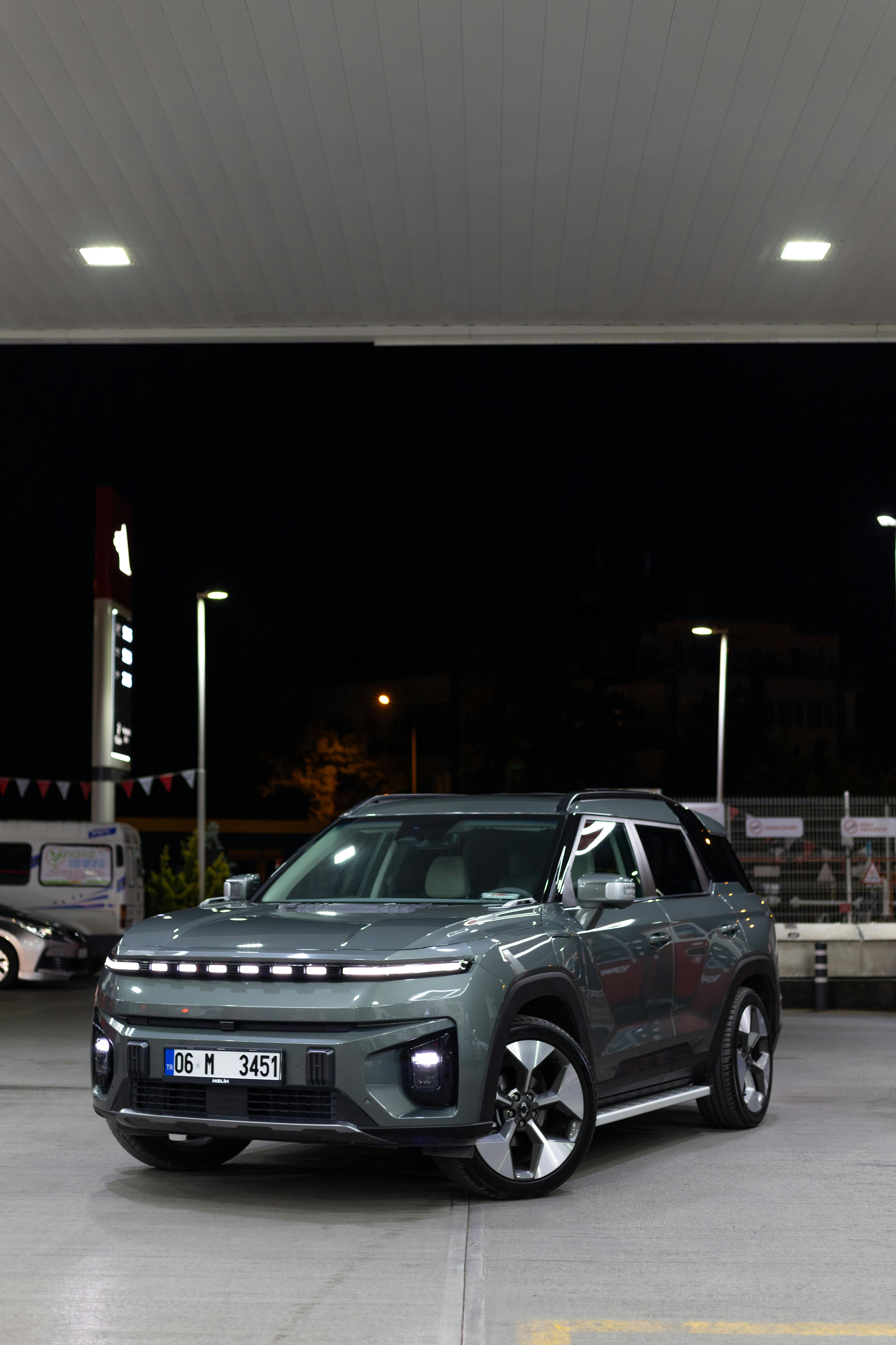 Crossover electric sub un acoperiș la o stație de încărcare noaptea