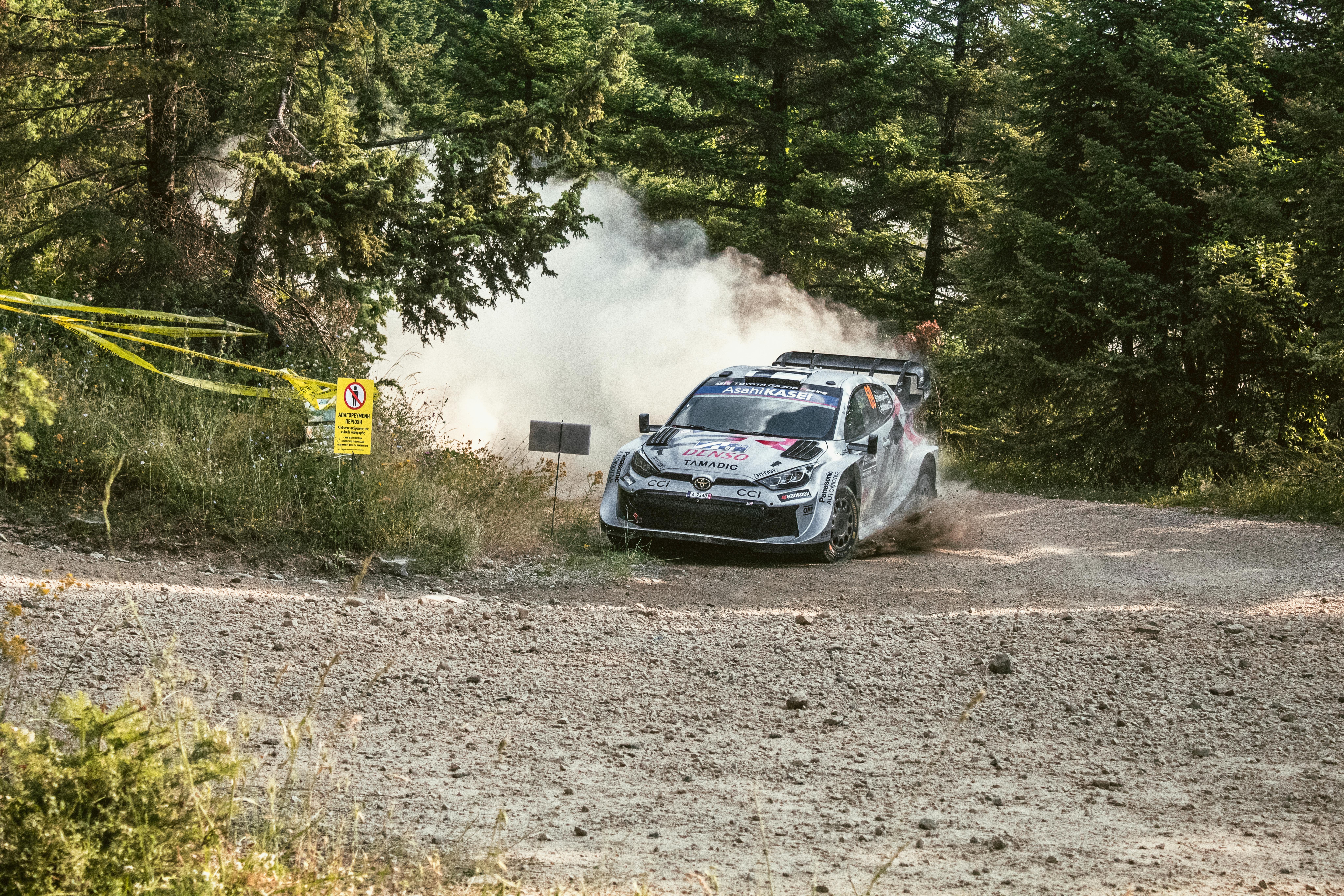 Șofer cu mâinile pe volan, vedere din interiorul mașinii spre drum