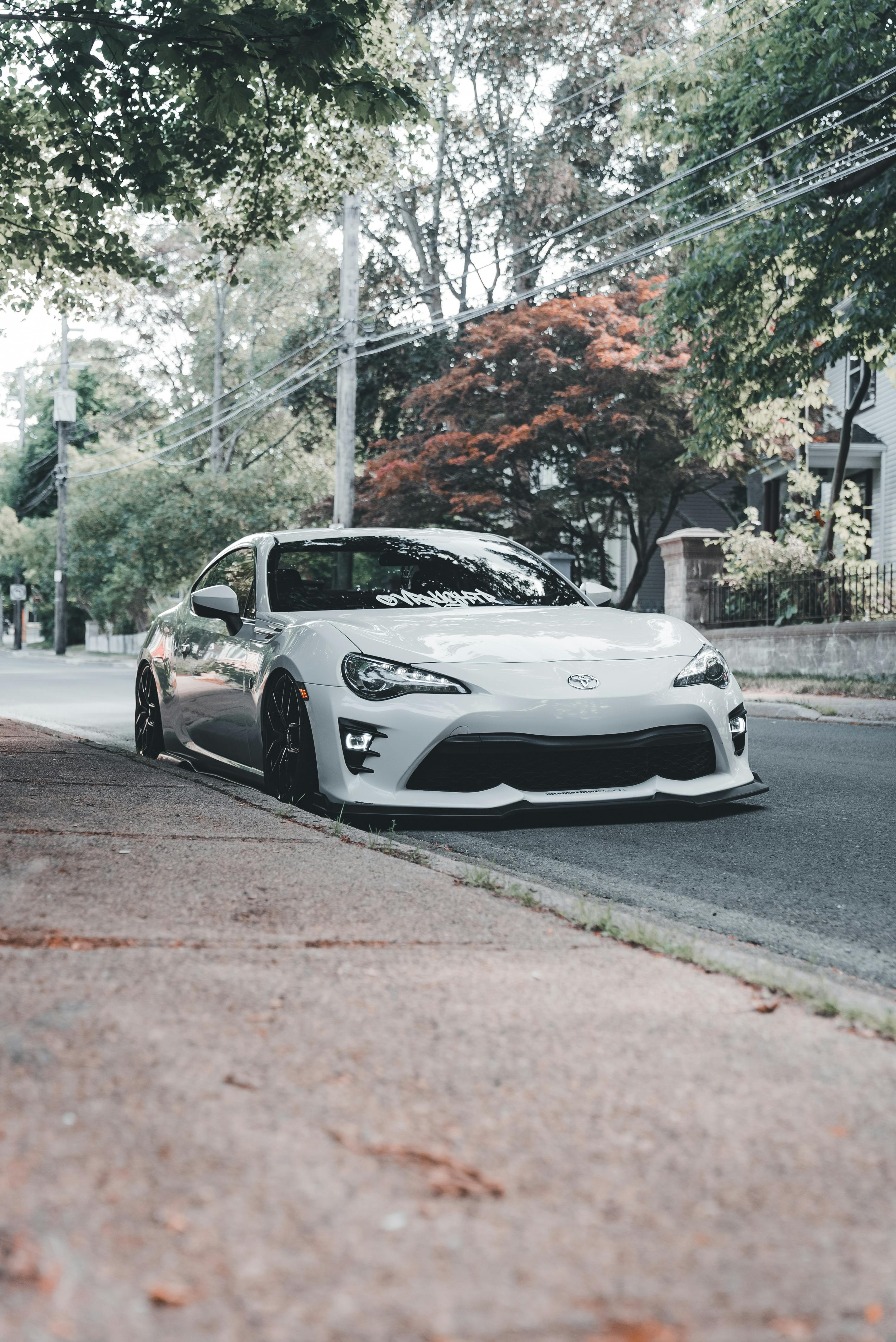 Автомобиль на извилистой дороге