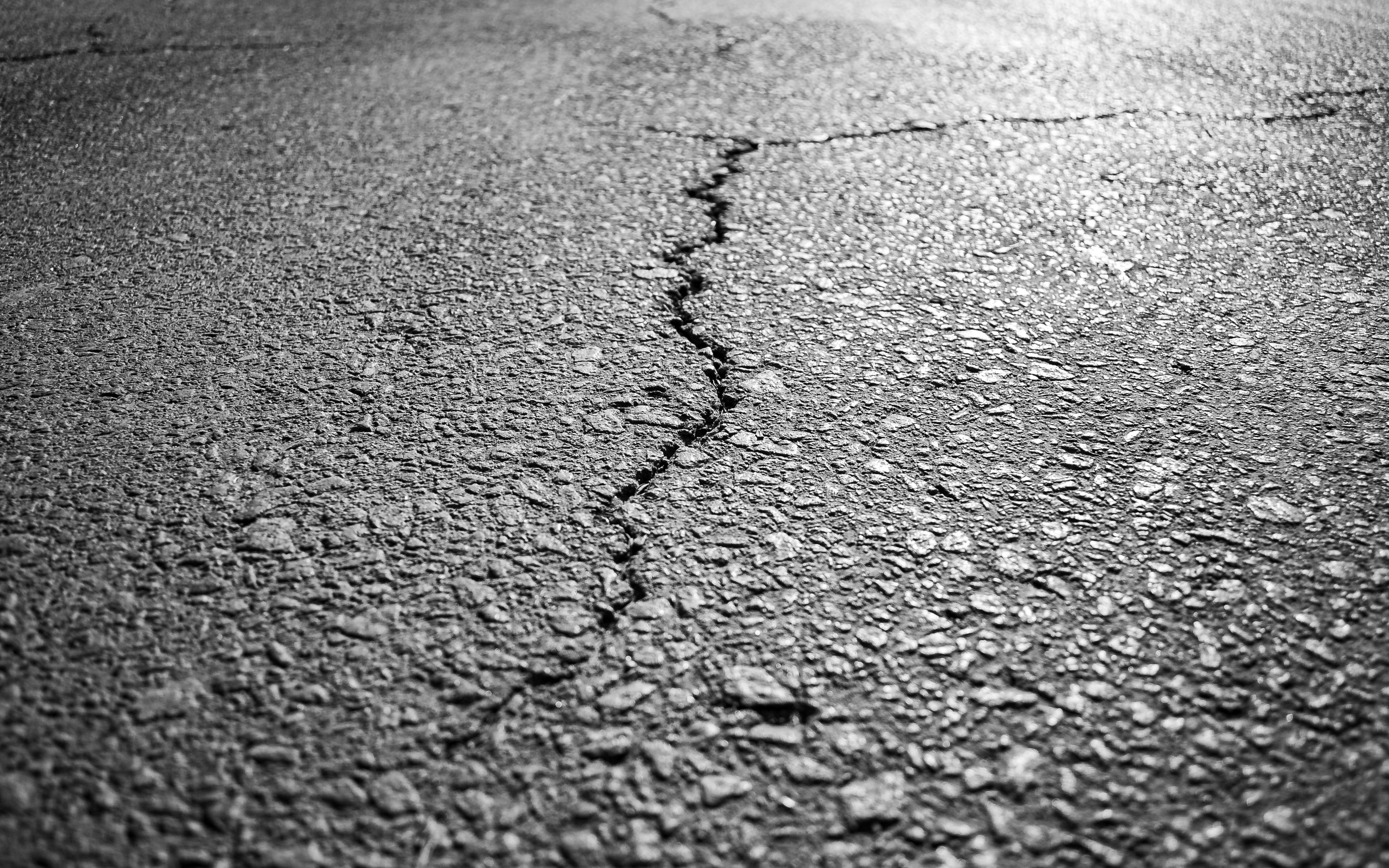 Ями та тріщини — часта причина збитих кутів